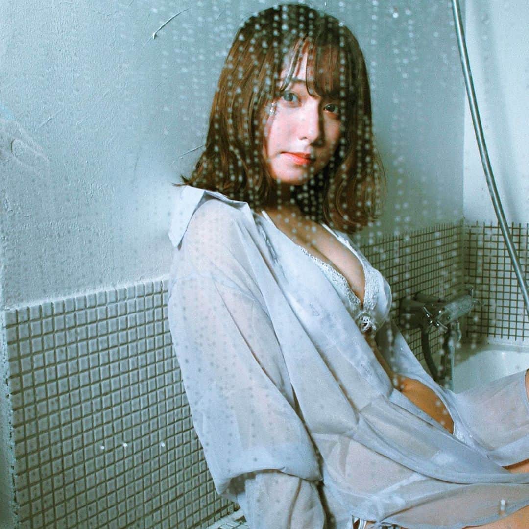 前田美里のインスタグラム：「水滴とグラビア。 . . お知らせです。 TOKYO GRAVURE IDOL FESTIVAL ONLINE 2020  #TGIFオンライン2020  🎟水着チェキ先行チケット発売中🎫  ＊10月4日(日)出演です＊  https://ticket.rakuten.co.jp/features/tgif/index.html/  完売すると《#TGIF オブ・ザ・イヤー 2020》の称号が👑  完売目指して頑張るぞ〜！！👙  皆さんよろしくお願いします。  . .  #日曜日 #イベント #グラビア #アイドル #TIF #配信 #ミクチャ #女子力 #おうち時間 #stayhome #水着 #photo #ファインダー越しの私の世界 #写真好きな人と繋がりたい #作品撮り #ヲタク #欅坂46 #日向坂46 #フォロワー募集中 #gravure #idol #japanesegirl #follow #followme #좋아요 #팔로우미 #팔로미 #오오티디」