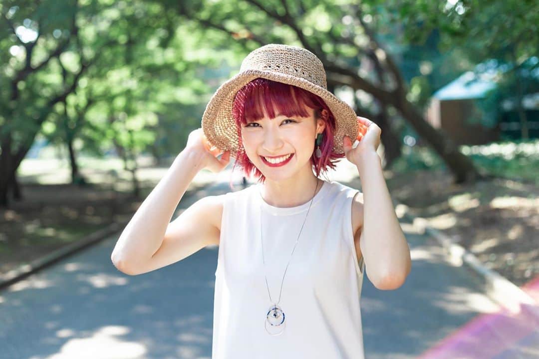 のインスタグラム：「. 麦わら装着！！👒 . model: @miss_keioygm193  . #memories_with_mizuki📸 . #麦わら帽子 #ピンクヘアー」