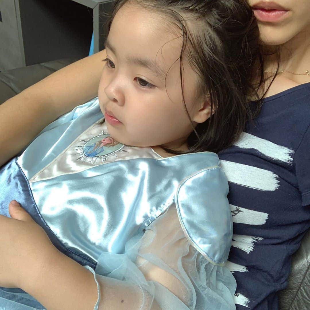 イ・ユンジのインスタグラム：「#소울이재운틈을타너와#숨막히는주말엘사#그리고나는그냥숨막혀#수훔맊켜라니히야」