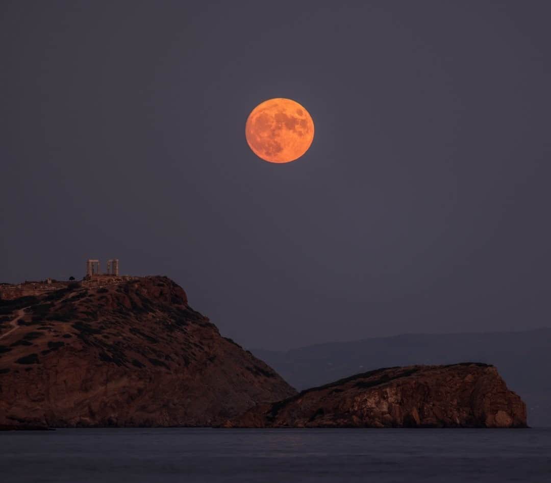 National Geographic Travelさんのインスタグラム写真 - (National Geographic TravelInstagram)「Photo by Muhammed Muheisen @mmuheisen / On the first of September I captured this image of the full moon as it rose above the ancient temple of Poseidon in Cape Sounion, Greece. For more photos and videos from different parts of the world, follow me @mmuheisen and @mmuheisenpublic. #muhammedmuheisen #Greece #Fullmoon #Athens」9月20日 21時07分 - natgeotravel