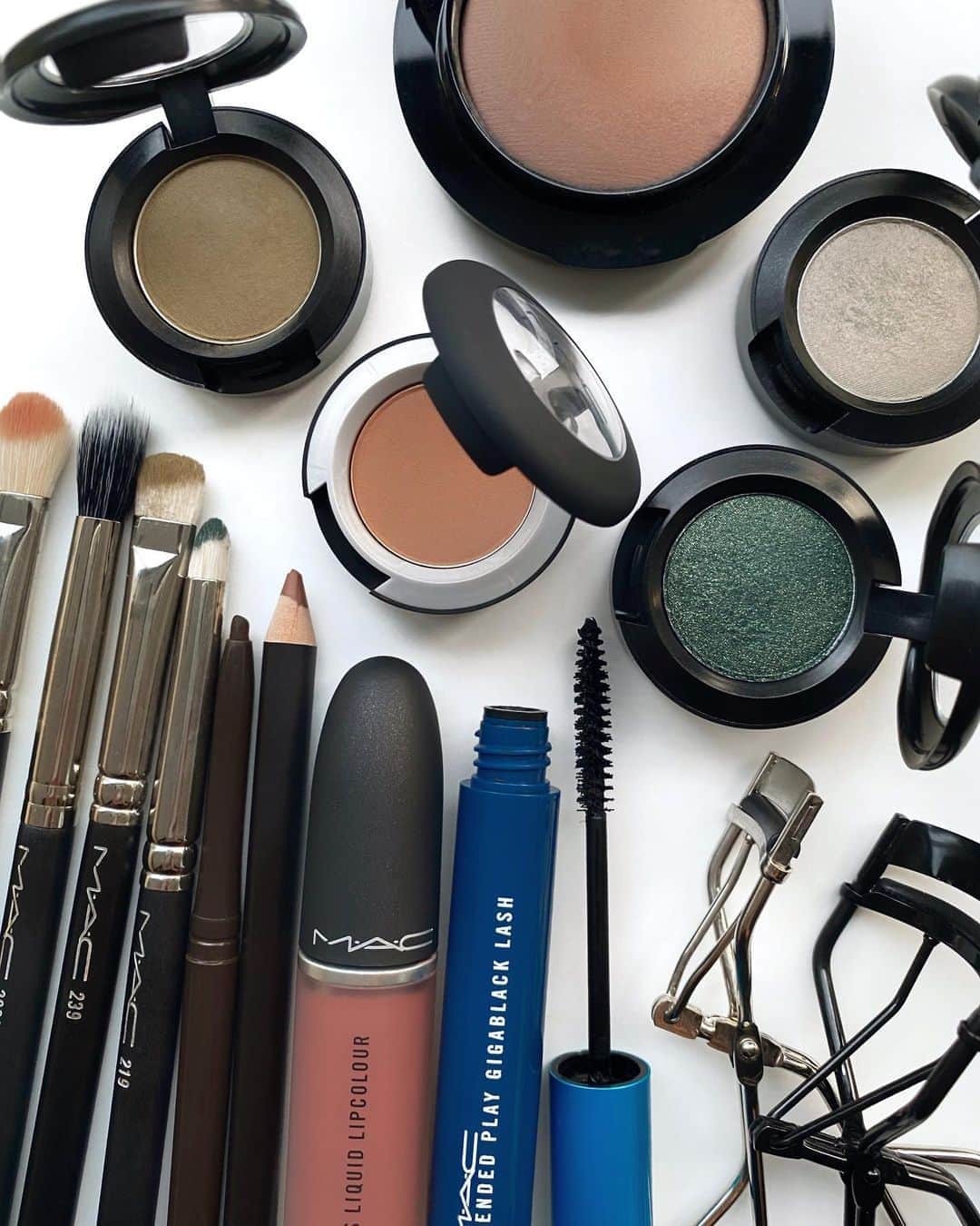 M∙A∙C Cosmetics Japanのインスタグラム：「シルバーウィーク第一弾！ 本日の『肌悩み別・AWトレンドを絡めた大人クラシカル』の#MACインスタライブ で使用した製品はこちらです👇 With MIE KAWAMOTO & RYOKO SHIONO @make_mie_up @mac_ryoko   ㅤ ご視聴いただいた皆さま、有難うございました✨まだの方はIGTVからぜひご覧くださいませ。 ㅤ 【ライブ使用製品　肌悩み別】 KAWAMOTO: エイジング、SHIONO: 健康的な肌色 ㅤ ＊EYES ☑︎フル ラッシュ カーラー(ビューラー) ☑︎ハーフ ラッシュ カーラー * PROショップ限定 (部分用ビューラー) ☑︎ブロウ セット / クリア(マスカラベース) ☑︎M･A･C プレップ プライム 24 アワー エクステンド アイ ベース(アイベース) KAWAMOTO: キワ、SHIONO: 全体 ☑︎クリーム カラー ベース / ハッシュ(アイベース) KAWAMOTO: 全体 [252ブラシ] 、SHIONO: 眼球の高い部分 [指] ☑︎スモール アイシャドウ / ベックス(アイシャドウ) KAWAMOTO: アイホール・目頭・眉下 [217ブラシ] 、SHIONO: 眼球の高い部分 [286ブラシ]  ☑︎パウダー キス アイシャドウ / ワット クラウト! (アイシャドウ) KAWAMOTO: 目尻・下まぶた、SHIONO: アイホール・下まぶた [217ブラシ *共通] ☑︎テクナコール / フォトグラビア(アイライナー) KAWAMOTO: [239ブラシ]、SHIONO: [219ブラシ]  ☑︎スモール アイシャドウ / ザッツ ショウビズ ベイビー (アイシャドウ) KAWAMOTO: キワ [239ブラシ] 、SHIONO: 目尻、目の下 [219ブラシ]  ☑︎スモール アイシャドウ / マーシュ(アイシャドウ) KAWAMOTO: ぼかし、SHIONO: 目尻 [239ブラシ *共通] ☑︎エクステンディッド プレイ ギガブラック ラッシュ(マスカラ) ㅤ ＊ LIPS ☑︎リップ ペンシル / ストリップ ダウン ☑︎パウダー キス リキッド リップカラー / オーバー ザ トープ ☑︎グランド イリュージョン グロッシー リキッド リップ / レッツ ロック ㅤ ＊ FACE ☑︎ミネラライズ ブラッシュ / コスミック フォース ☑︎クリーム カラー ベース / ハッシュ ㅤ 【公式オンラインショップ限定特典】 ☑︎初回ご購入のお客様へ10% OFFクーポンをプレゼント（クーポンコードwelcome） ㅤ #MACCosmeticsJapan #MACCosmetics #MAC #MACコスメ #マックコスメ #コスメ#コスメ紹介#コスメ好き#コスメレポ #化粧品 #デパコス #コスメ部 #コスメマニア #メイク好き#メイク道具#美容大好き#美容好き#メイクプロセス#トレンドメイク#秋メイク#メイクテク#アイメイク#アイシャドウ #大人メイク」