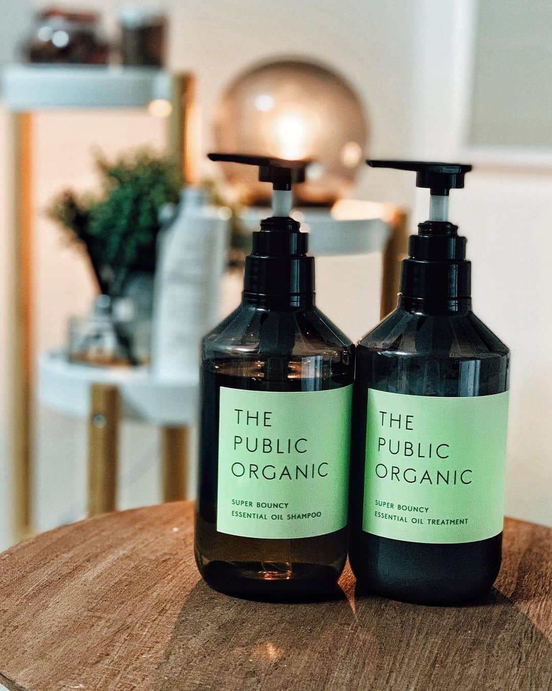 瀬口かなのインスタグラム：「ヘアケアー💆🏻‍♀️✨﻿ ﻿ THE PUBLIC ORGANICのスーパーバウンシーがとっても良い🌿﻿ ﻿ ﻿ まずマンダリンオレンジ精油とゼラニウム精油の香りが凄くお気に入り…！﻿ シャンプーする前に手に取って香りを感じることが大事みたいで、本当にこの香りで心がとてもリラックスするの😌🕊✨✨﻿ ﻿ ﻿ 気付いたらストレス溜まっちゃってたりするけど、やっぱり心と体の健康が一番だな、と感じる今日この頃。﻿  香りも良いんだけど、しっかりまとまってくれる保湿力も有り難い🙏﻿ ﻿ ﻿ これからの時期乾燥もしてくるから水分保持力の高いヘアケアアイテムは注目していきたい🧐﻿ ﻿ ﻿ #thepublicorganic #ザパブリックオーガニック #スーパーバウンシー #シャンプー #シャンプーマニア #トリートメント #ヘアケア商品 #ストレスケア」