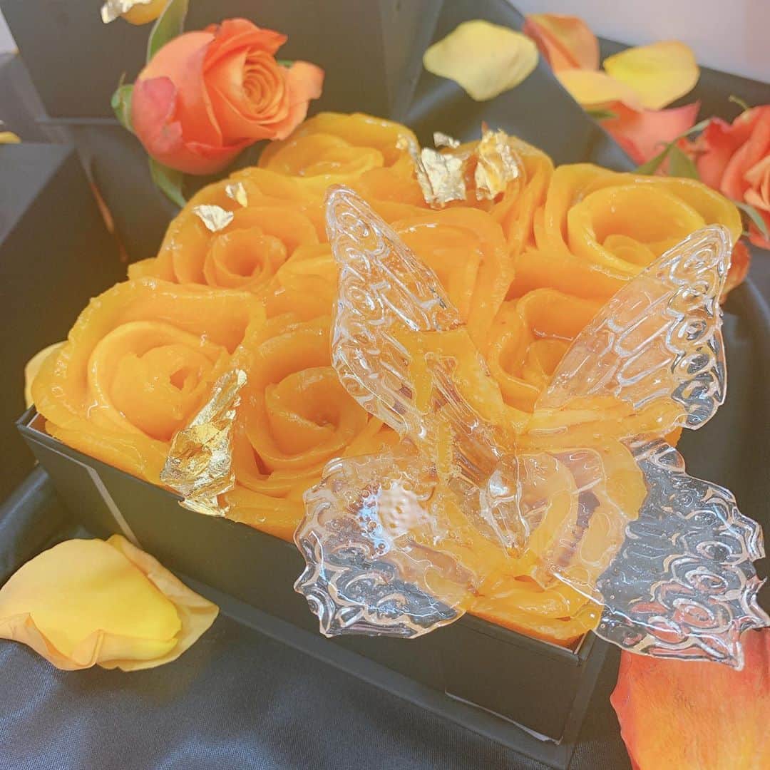 くまみきのインスタグラム：「かわいいケーキ🤤💗﻿ ﻿ みんなで @ruf_beautylabo_byathena のレセプションパーティーにおじゃましてきました💗﻿ エステ体験させてもらったんだけど普段全然エステ行かないマンだから新鮮で楽しかった〜🤣💗﻿ 色々試してみたくなったのでありました🐶🐶🐶﻿ ﻿ #エステ #ケーキ #マンゴー」