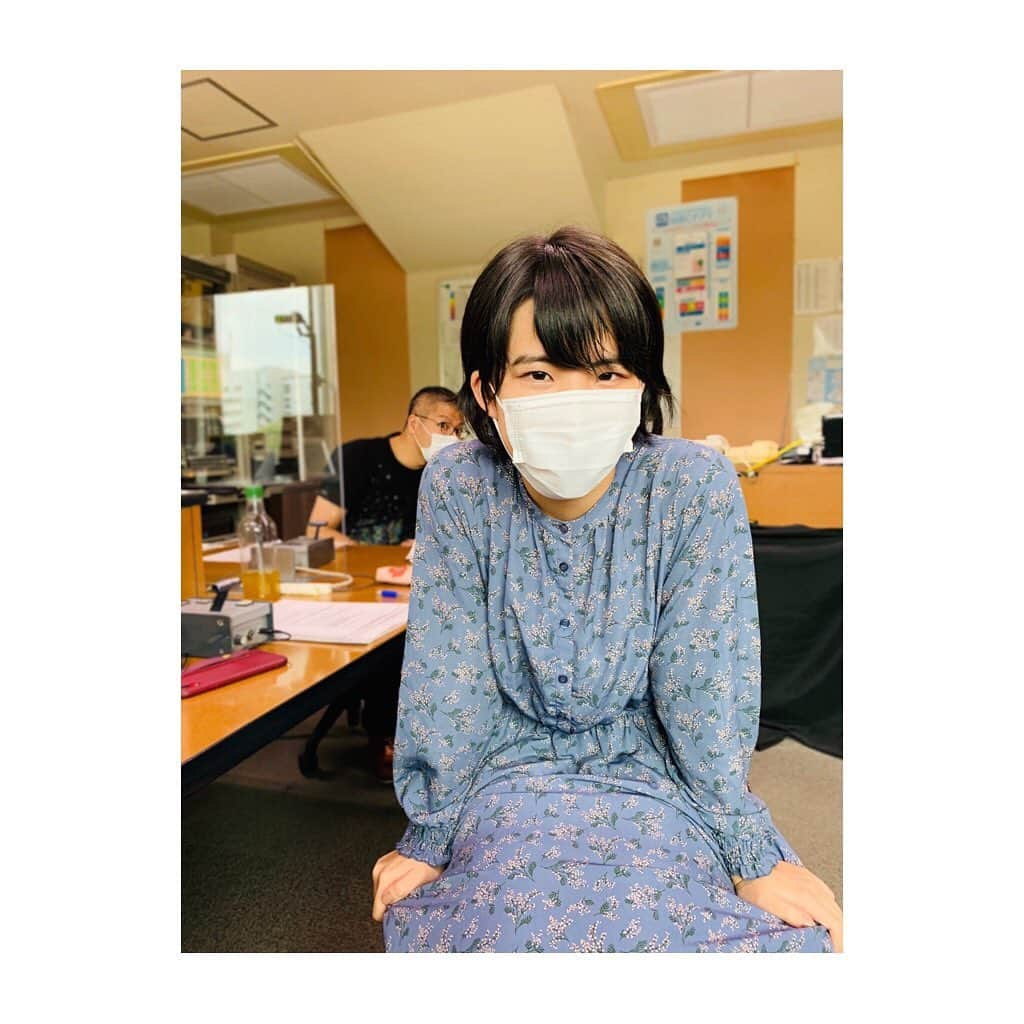 てゲてゲハイスクール→ハウスさんのインスタグラム写真 - (てゲてゲハイスクール→ハウスInstagram)「#てゲてゲハウス . 「自分の中の変なルール」をテーマにお送りした今日は、大学生MCの「あんちゃん」がデビュー🎙🤩⤴︎ 鹿児島大学農学部で農業系の実習などを頑張っています🌲✨これからぜひ顔と声を一致させて覚えてくださいね☺️🙌🏻 .  . #てゲてゲサークル 鹿児島大学馬術部から主将の佐藤美穂さんにお越しいただきました👏🏻⤴︎ . 人馬一体となるため朝から夜の餌やりも含め、常に寄り添い続けます🏇今後、大会などの開催も願いましょう！TwitterやInstagram(@kadai_bajutsu )でも活躍を追いましょうね📲🎶 . . #MyBookmark あんちゃんが香水についてレクチャーしてくれました😆 いま#SHIRO というブランドの香水が注目されていて、月替わりで発売される季節限定の香水が大人気です💕 . 安いものだと「#CANMAKE TOKYO」がおススメ！700円くらいで買えて香りも◎👏🏻 . . #ゆる散歩 鹿児島市西田の「#地鶏の元」さんにお邪魔しました～🐓 . 鹿児島や宮崎でよく食べられる地鶏の刺身✨徹底した衛生管理のもと、おいしい地鶏を食べられるんだなあと勉強になりました📚お忙しい中ありがとうございました🥰🙌🏻 . . 来週は「おススメのアプリ教えて？秋の陣」でお送りします！ 皆さんのおススメアプリもぜひ教えてくださいね🤩🎉 . . #tegeh #tege2 #大学 #鹿児島大学 #農学部 #馬術 #馬 #香水 #地鶏 #鳥刺し #鹿児島 #kagoshima #大学生 #ルール #約束 #アプリ #おすすめ #おすすめアプリ #秋 #MBC #ラジオ #radiko」9月20日 21時20分 - mbc_tegeh