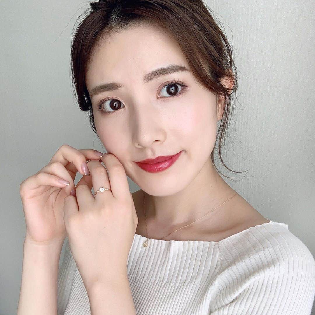 のインスタグラム：「. . 季節問わず好きなベリー系の色のリップ👄 今日はYSLのルージュヴォリュプテ ロックシャイン11番💄  そこに透明感upを狙って グリーンアメジストのネックレスと リングを合わせてみました✨ 決めすぎず抜け感も出るような 絶妙なカラーでとっても可愛い🥺 両方ともノワールドプーペのもの！ 私が大好きな華奢なものが たくさんあるブランド✨ 高見えするけど少し頑張ったら 買える価格なのも嬉しい💗  @noirdepoupee_official #noirdepoupee#ノワールドプーペ#Jewelry#ジュエリー#ring#リング#天然石リング#アクセサリー#pr#今日のメイク#ルージュヴォリュプテロックシャイン#秋メイク#秋コスメ#コスメ#メイク#美容」