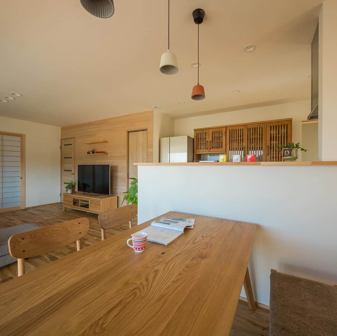 ルポハウス一級建築士事務所さんのインスタグラム写真 - (ルポハウス一級建築士事務所Instagram)「・ ・ ・ 無垢の木がもつ優しさを大事に、家具もコーディネートされています。 ・ それでいて、壁のアクセントには木目のおとなしい樹種を選ぶことで「ちょうどいい」自然素材感に整えています。 ・ ・ ・ 𓐌𓐌𓐌𓐌𓐌𓐌𓐌𓐌𓐌𓐌𓐌𓐌𓐌𓐌𓐌𓐌𓐌𓐌  ルポハウスの施工事例はこちらまで☞ @reposhouse  𓐌𓐌𓐌𓐌𓐌𓐌𓐌𓐌𓐌𓐌𓐌𓐌𓐌𓐌𓐌𓐌𓐌𓐌 #ルポハウス は#ちょっとかっこいい家 を"友人のために" という思いでつくっています。 一生に一度の#マイホーム。 「あなたにしかできない」×「ルポハウスだからできる」で、 私たちだけの#家づくり を思いっきり楽しんでみませんか？！ ・ ・ ・ #住宅 #注文住宅 #新築一戸建て #住まい #シンプルな暮らし #デザイナーズ住宅  #一級建築士事務所 #設計事務所 #design #simple #滋賀 #大津 #草津#リビングダイニング #ダイニングインテリア」9月20日 21時16分 - reposhouse
