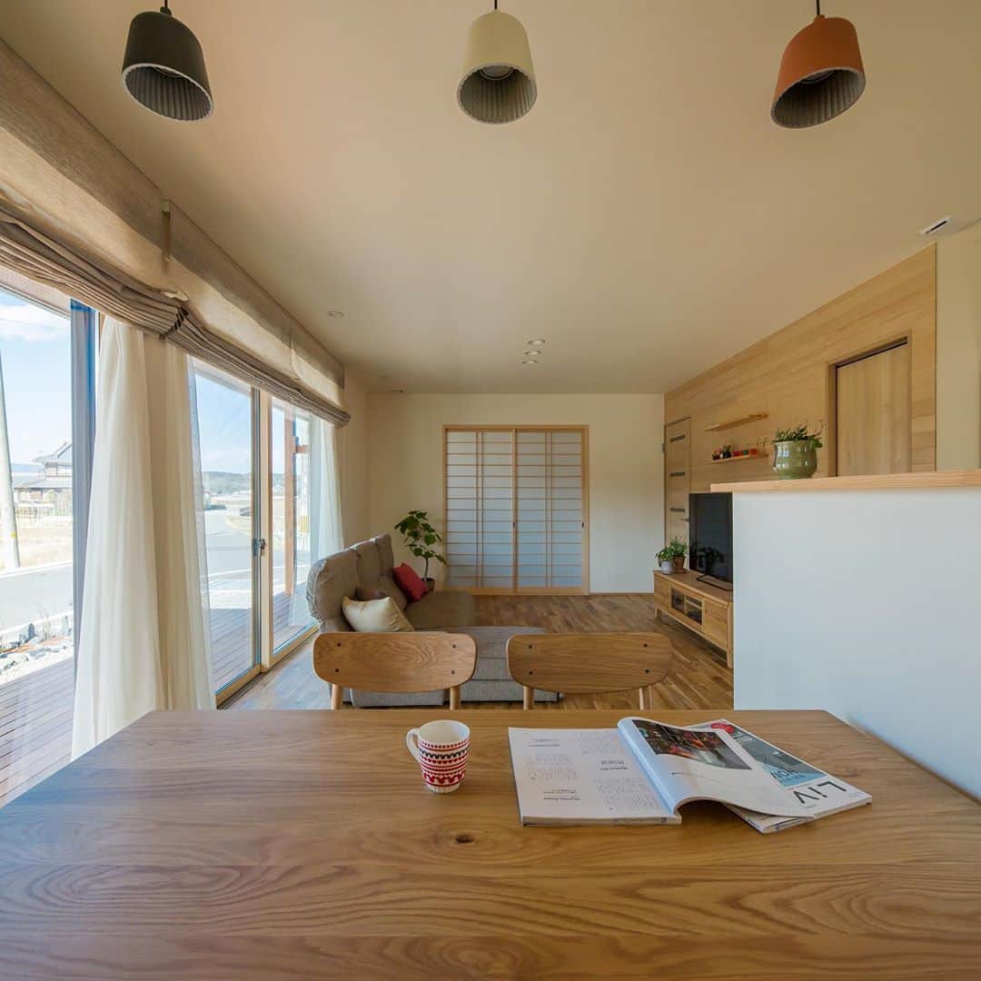 ルポハウス一級建築士事務所さんのインスタグラム写真 - (ルポハウス一級建築士事務所Instagram)「・ ・ ・ 無垢の木がもつ優しさを大事に、家具もコーディネートされています。 ・ それでいて、壁のアクセントには木目のおとなしい樹種を選ぶことで「ちょうどいい」自然素材感に整えています。 ・ ・ ・ 𓐌𓐌𓐌𓐌𓐌𓐌𓐌𓐌𓐌𓐌𓐌𓐌𓐌𓐌𓐌𓐌𓐌𓐌  ルポハウスの施工事例はこちらまで☞ @reposhouse  𓐌𓐌𓐌𓐌𓐌𓐌𓐌𓐌𓐌𓐌𓐌𓐌𓐌𓐌𓐌𓐌𓐌𓐌 #ルポハウス は#ちょっとかっこいい家 を"友人のために" という思いでつくっています。 一生に一度の#マイホーム。 「あなたにしかできない」×「ルポハウスだからできる」で、 私たちだけの#家づくり を思いっきり楽しんでみませんか？！ ・ ・ ・ #住宅 #注文住宅 #新築一戸建て #住まい #シンプルな暮らし #デザイナーズ住宅  #一級建築士事務所 #設計事務所 #design #simple #滋賀 #大津 #草津#リビングダイニング #ダイニングインテリア」9月20日 21時16分 - reposhouse