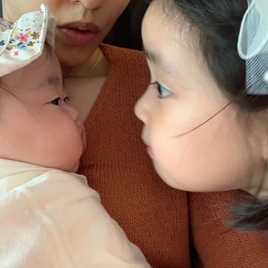 イ・ユンジのインスタグラム：「그녀가 다가온다. #언니의입이겨우보이는듯한데#소울입이꼭꼭숨었다#볼빵빵이들」
