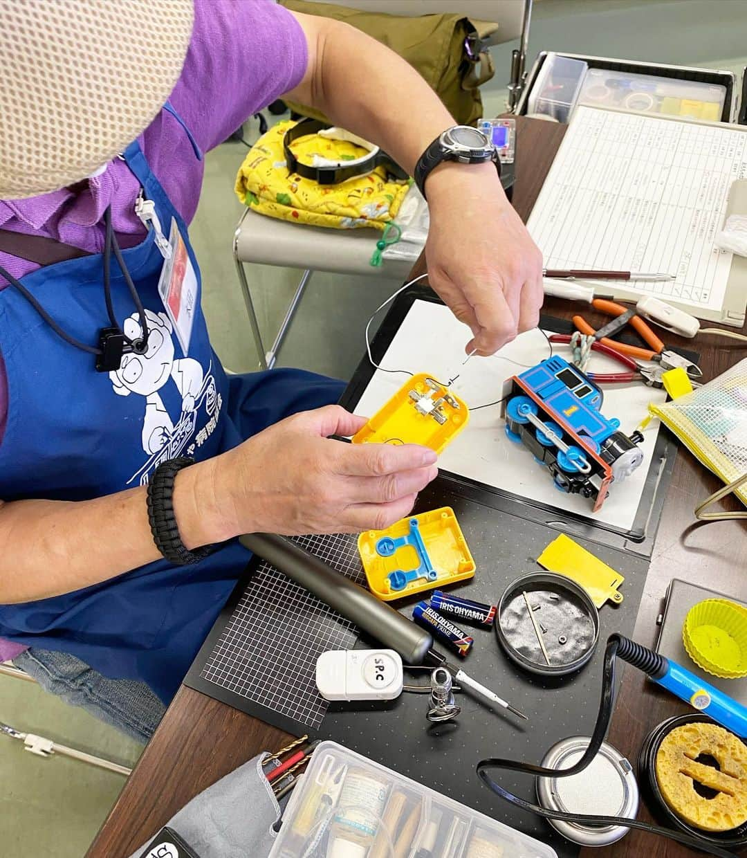 千北英倫子のインスタグラム：「. 🧸🚂🎯🥁 . 値段的には1000円くらいだったかな . やっぱり物を大切にして欲しいという思いがあって 予約して初めて行ってみた おもちゃの病院🏥 . 分解して、原因を調べて、修理する👨🏼‍🏭 . この過程が10分ほどで見せてもらえる その体験こそが良かったな！ . . #おもちゃの病院 #ボランティア」