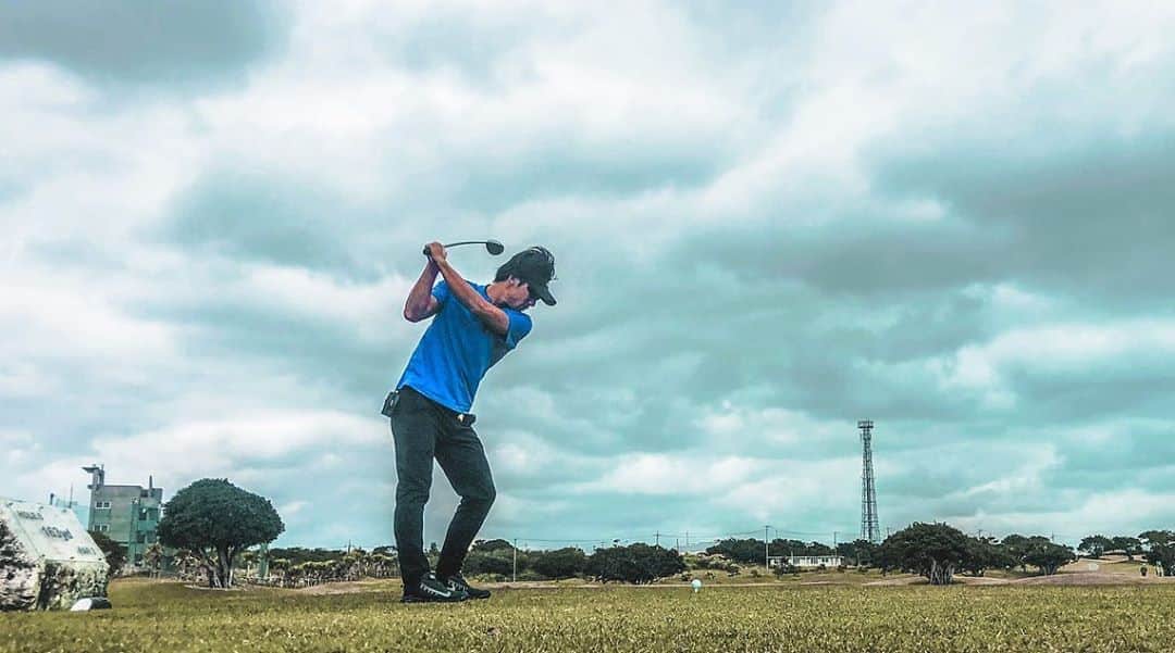 安藝正俊のインスタグラム：「: golf life ~ ♪ 【ショットムービー有】  沖縄はコースもたくさん しかも絶景コースばっかり⛳️  落ち着いたら みんなでコンペしたいね🏌️‍♂️  ※2枚目は鬼アゲインストでのショットムービー (確か、ナイスショット) : #沖縄 #沖縄移住 #沖縄好きな人と繋がりたい  #休日の過ごし方 #自然が好き #日本の風景 #楽しい時間 #趣味 #日々の暮らし  #ライフスタイル #アウトドア #ゴルフ #ゴルファー #ゴルフスイング  #ゴルフ男子  #ゴルフ好きな人と繋がりたい  #ソトアソビ #ダレカニミセタイケシキ  #okinawa #okinawajapan  #lifestyle #slowlife #summertime  #outdoorlife #golf #golfstagram  #golfswing  #summervibes #goodvibes #yolo」