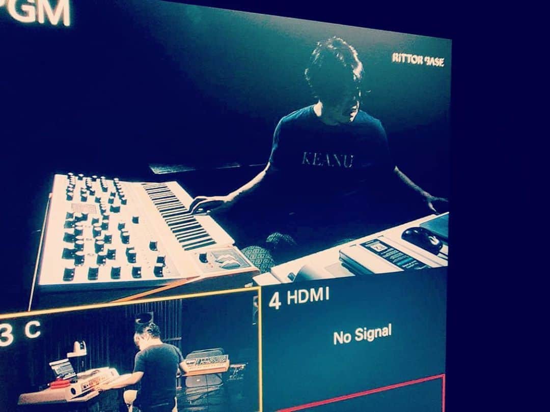 渋谷慶一郎のインスタグラム：「今日はリットーベースで9/25のストリーミングライブのリハーサル。初めて弾いたmoog oneと恋に落ちてしまった…  Had a rehearsal today for the 9/25 streaming live at Rittor Base. I fell in love with the moog one I ever played for the first time...」