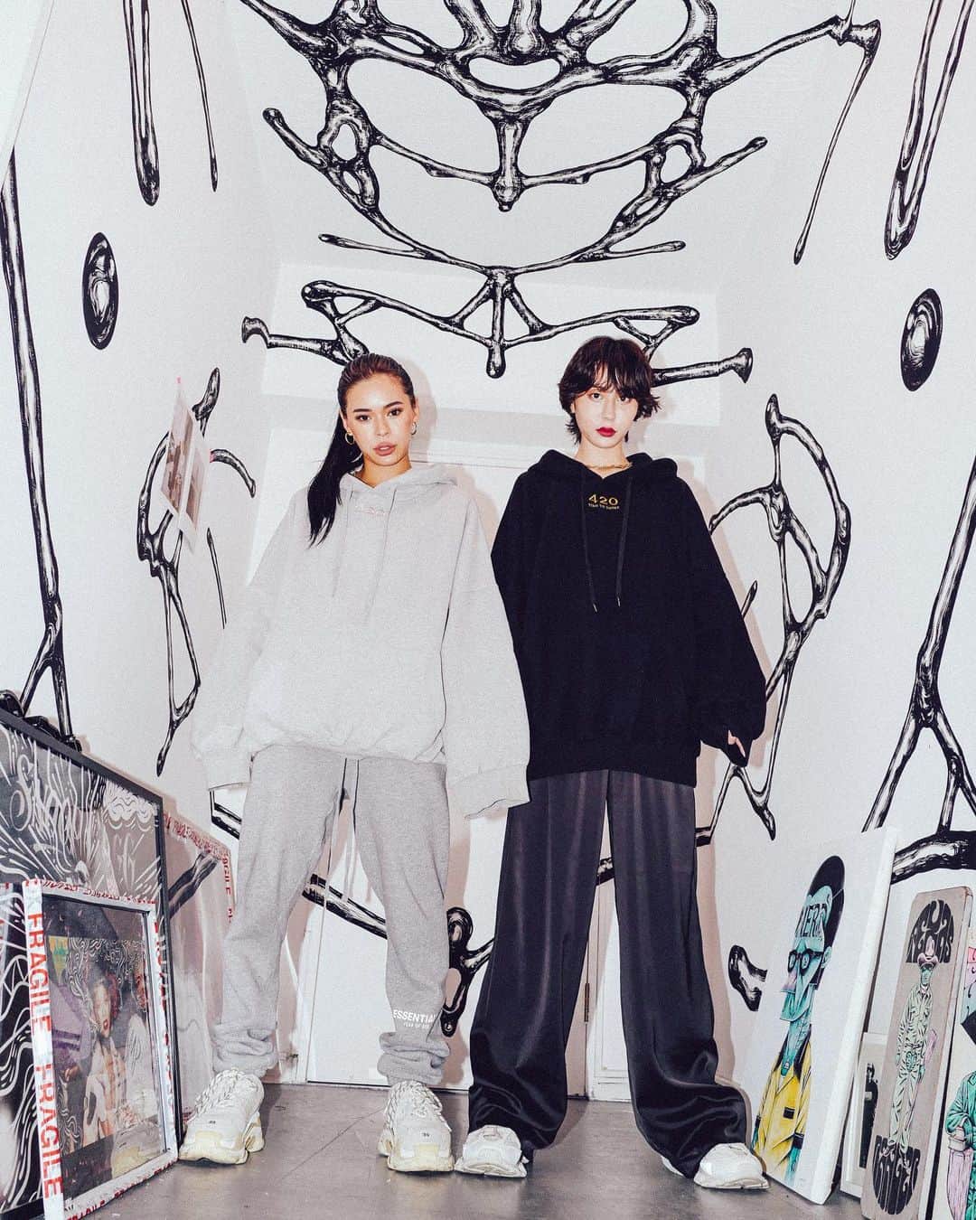 のインスタグラム：「__ 前回1日で完売した @blitt_official の 420 time to smoke HOODIE  もこもこの生地の最高な素材のパーカーが、なんと3カラー全色再入荷します🔥 あれ？彼氏に包まれてる？って勘違いしてしまうほどの暖かさとふわふわ感のパーカーです。(個人差はあります)  🔥🔥10/1(木)20:00〜🔥🔥  前回GETできなかった皆様 色違いで欲しい皆様も ぜひ10月1日にゲットしてください🤘🏽  Phot by @koichicks」