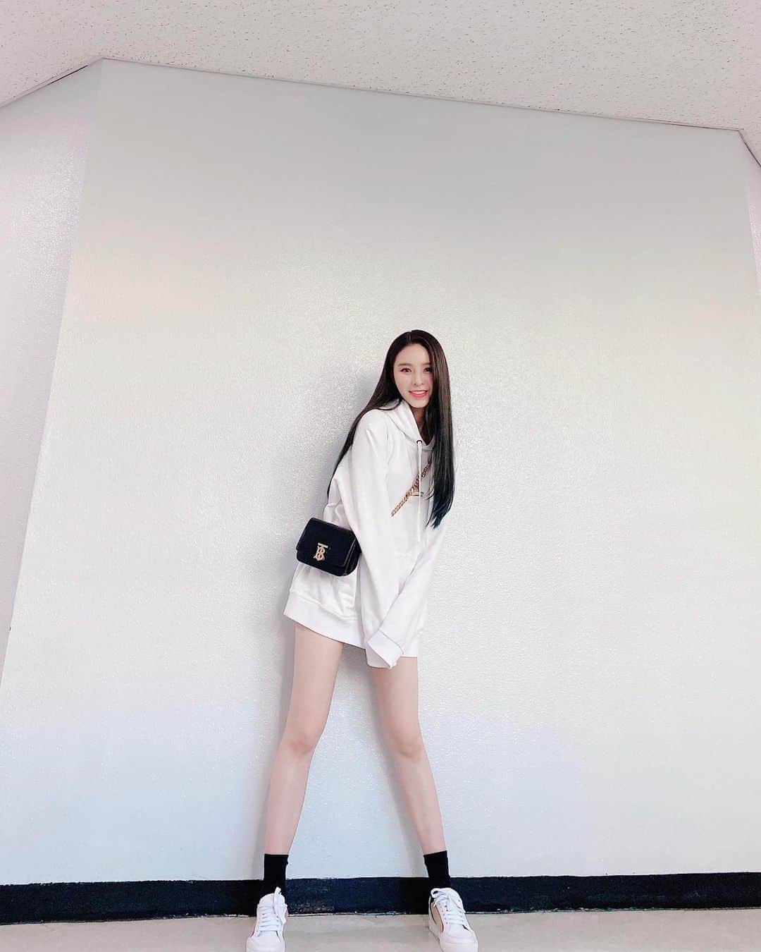 エルキーのインスタグラム：「Accidentally finished my ootd only with #burberry items haha Lovin’ it💗💗」