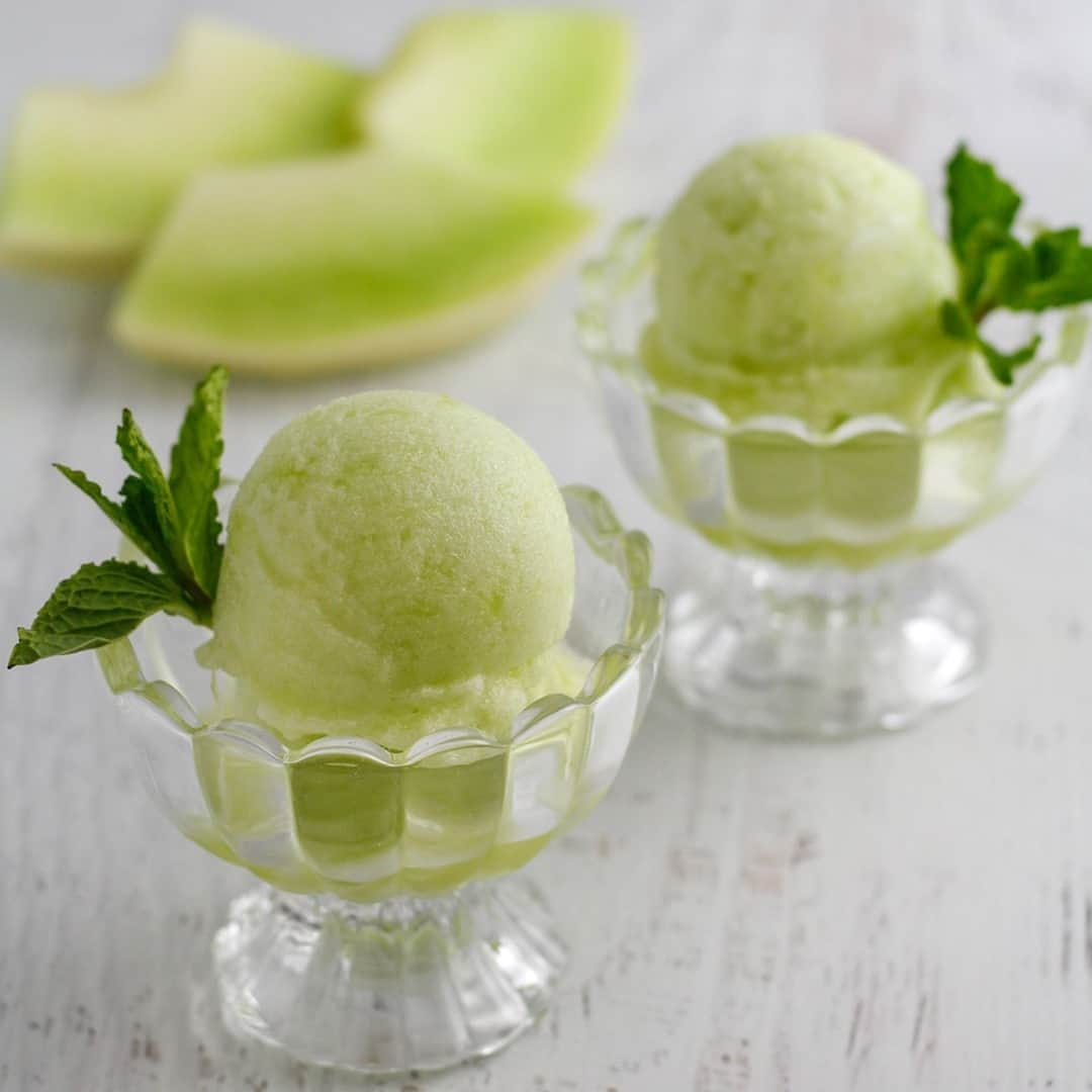 Yonanasさんのインスタグラム写真 - (YonanasInstagram)「It doesn’t get easier than ONE INGREDIENT DESSERT! 💚Turn honeydew melon into light & sweet sorbet by running slightly thawed frozen honeydew chunks through your Yonanas maker.」9月20日 21時31分 - yonanas