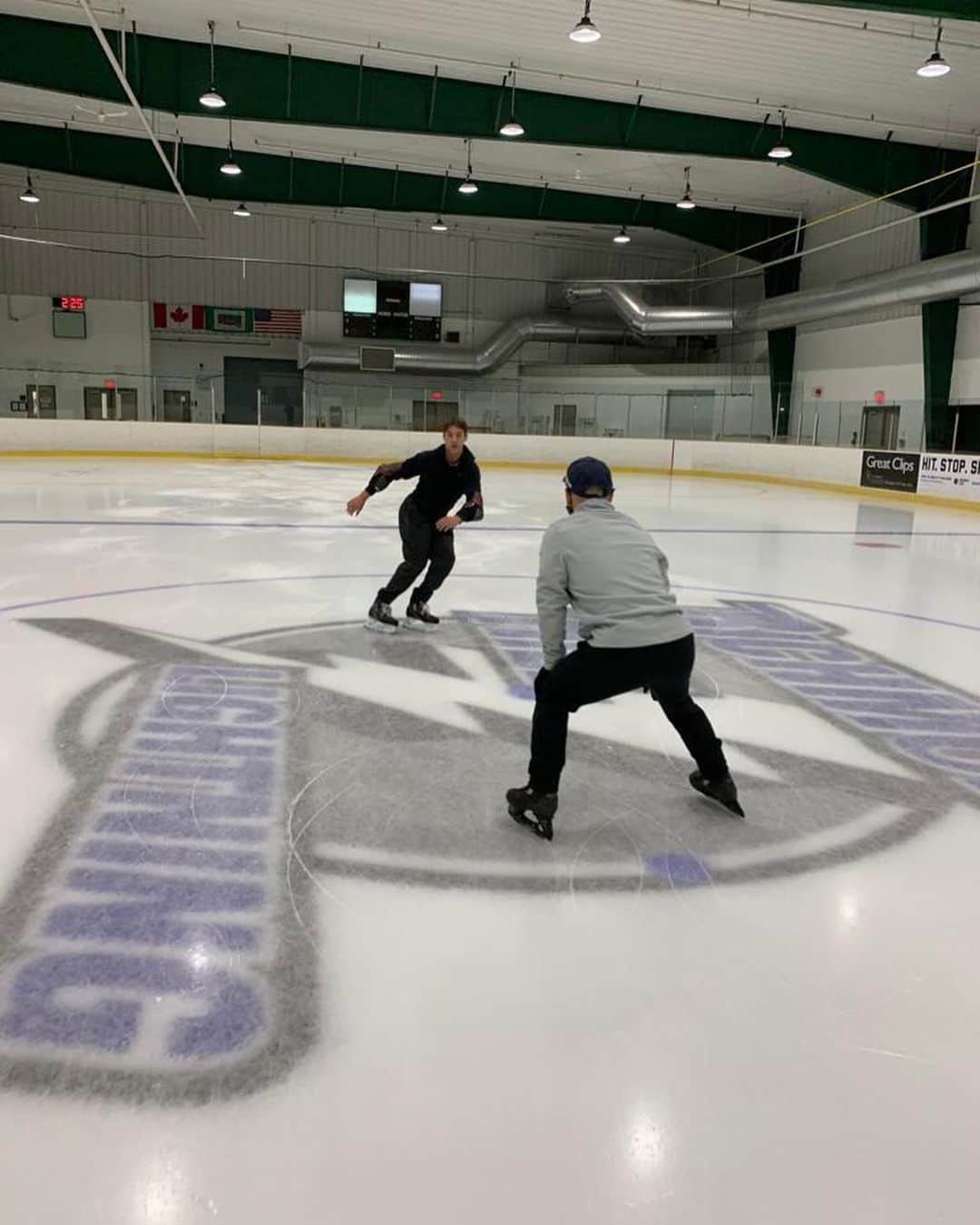 エルビス・ストイコのインスタグラム：「Such a pleasure working with Dawson again. Great improvements in his skating skills. @darrendoner  #hockeyplayer #hockeyskills #balance #edgecontrol #richmondhill #seminar #privateclasses #groupclasses」