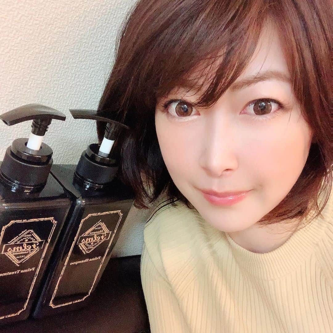 青木美香さんのインスタグラム写真 - (青木美香Instagram)「『魔法のまとめ髪シャンプー&トリートメント　FELMS』を使い始めた✨ @1and5mizuki  アップルの香りがとってもいい〜🍎  分子量が小さく吸収されやすいコラーゲンを使用することで、肌や髪の毛への浸透力がUP☝️✨ また、オレイン酸の含有量が多いマンゴー種子油で柔らかな頭皮へ導いてくれるそう😍  使い続けるのが楽しみ👩‍🦰💕  #Felms #まとめ髪 #シャンプー #トリートメント #ノンシリコン #アミノ酸 #くせ毛 #低刺激 #pr」9月20日 21時31分 - aokimikaa