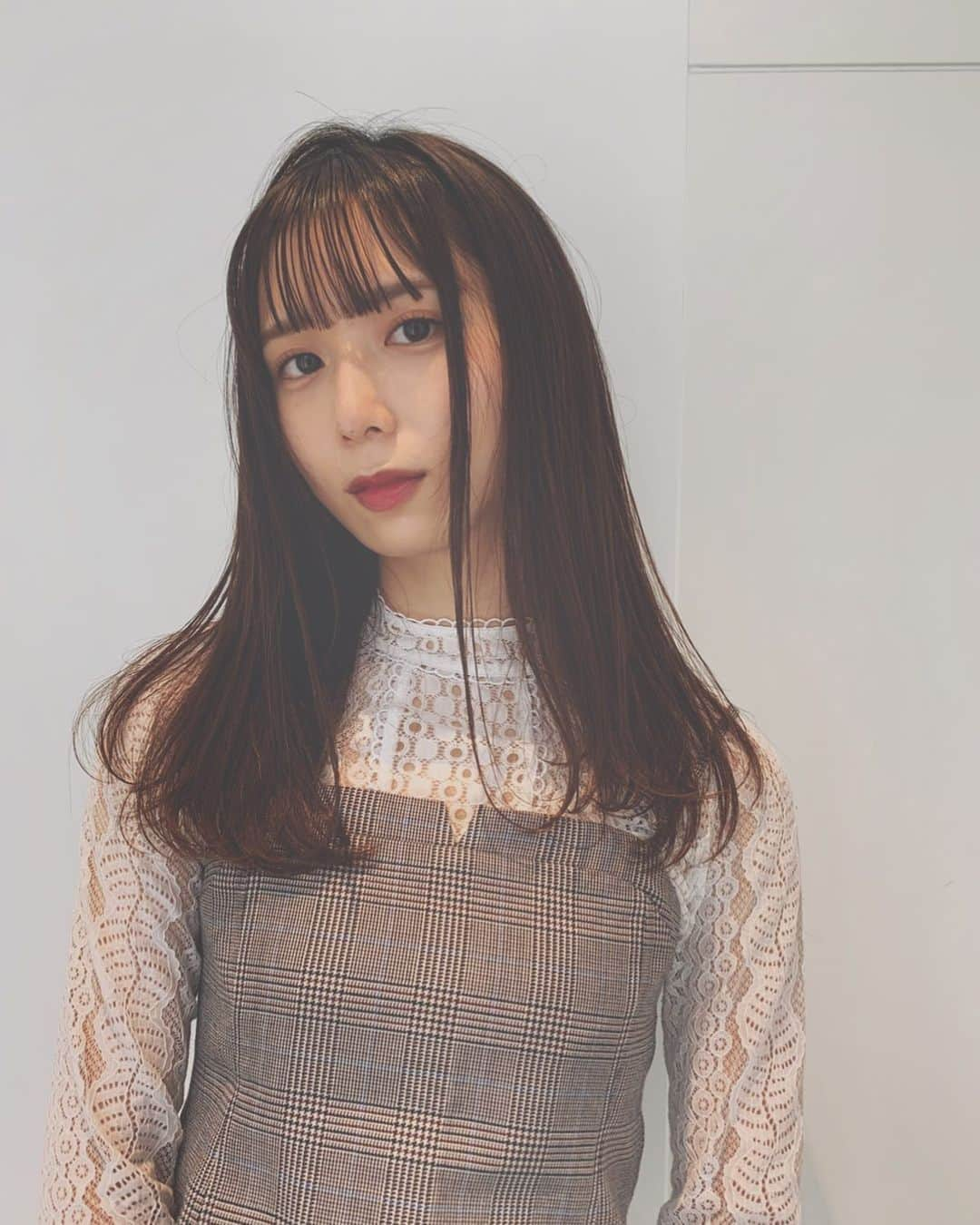 澤田侑里のインスタグラム：「この前美容室に行った際の写真 ワンカールでこの抜け感✨  明日はカラーしてきます！楽しみ！  今日も投票お願いします🤍✨  #ミスコン #ヘアスタイル #ヘアアレンジ #ストレートヘア #ぱっつん #美容室 #東京 #お洒落さんと繋がりたい #レーストップス #ワンカール #instagood #fff #lfl #ヘアセット」