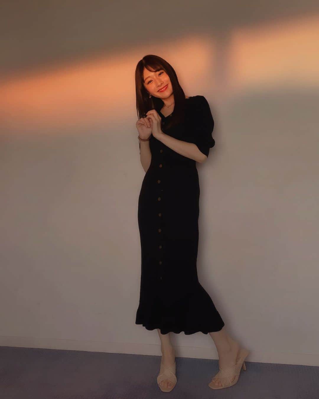 加藤美南のインスタグラム：「今日はタイトワンピース💫 このお洋服この時期ぴったりで最強に着痩せして見えるのでおすすめです◎！ one-piece👗スナイデル sandal👡ZARA」