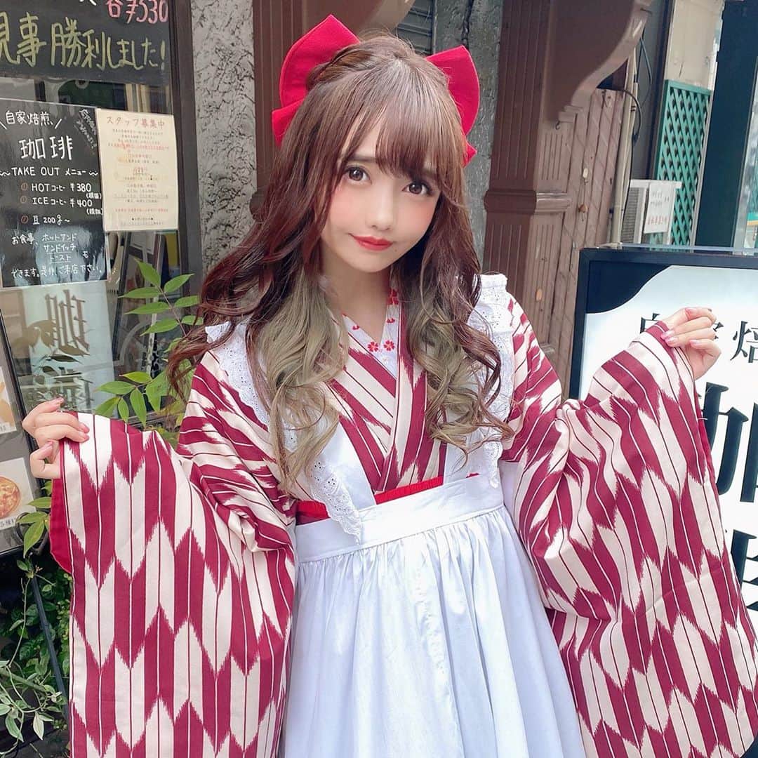 遠藤 玲奈 /endo renaのインスタグラム：「10月から予約開始のエプロン袴です🎟 私がつけると全く働かなそうに見えます…😇笑 動画はいつ撮り始めたかわからなかった人です😰 夜なので暗くてごめんけろ🌃 . #袴 #ヘアアレンジ #浴衣ヘア #着物ヘア #浴衣女子 #浅草さわだ屋 #巻き髪 #和装 #和服 #着物ヘア #浴衣コーデ #着物コーデ #サロンモデル #浴衣レンタル #インナーカラー #アッシュ #グレージュ #袴ヘア #秋コーデ #エプロン」