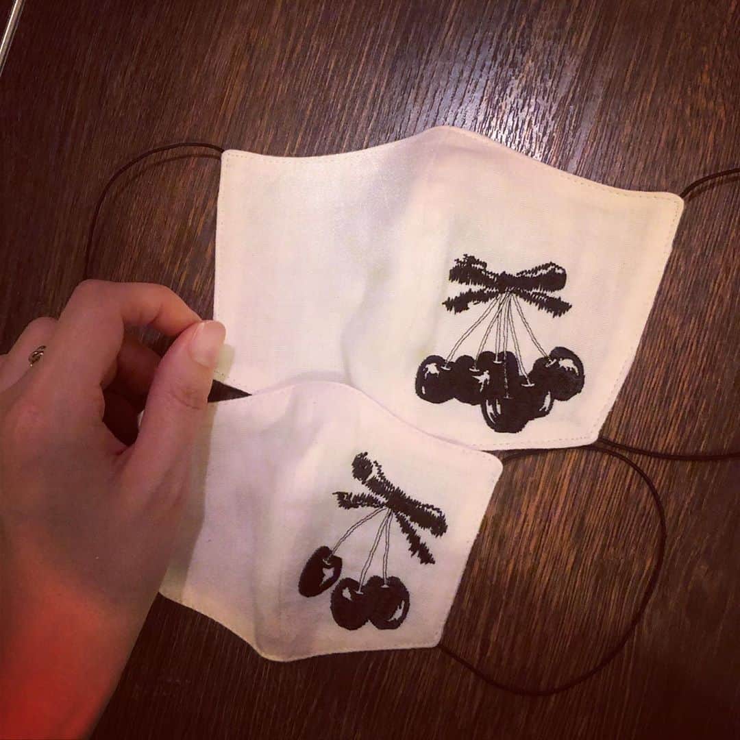 犬山紙子さんのインスタグラム写真 - (犬山紙子Instagram)「世界一かわいいお揃いマスク 美しい形、黒のさくらんぼの刺繍 @daisuketanaka18 さんの作品です🍒」9月20日 21時36分 - inuyamakamiko