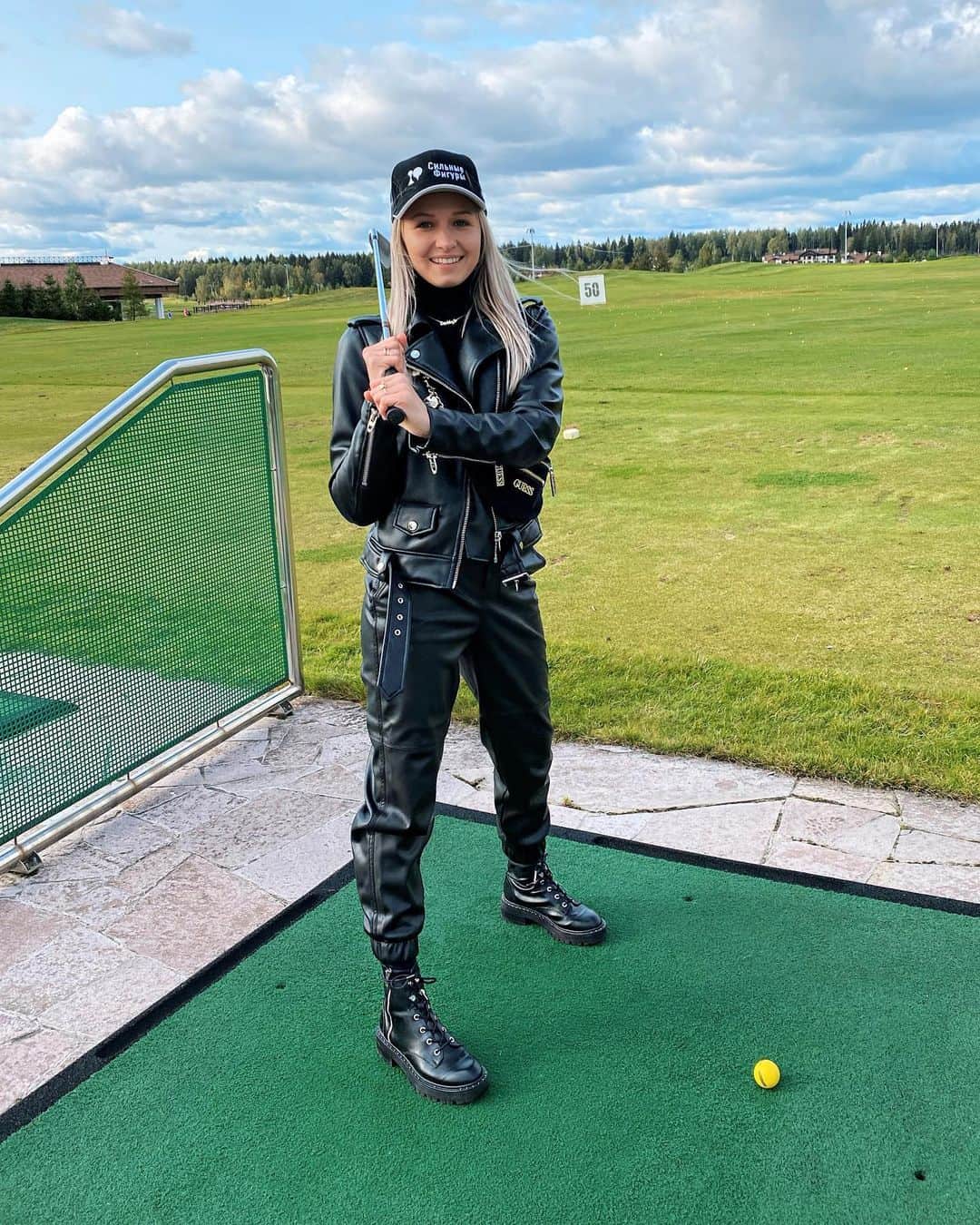 ダリア・スピリドーノワのインスタグラム：「Учимся играть в гольф🏌️‍♀️ Через час соревнования🤘 ⠀ Какая фотка лучше 1 или 2 ?👇」