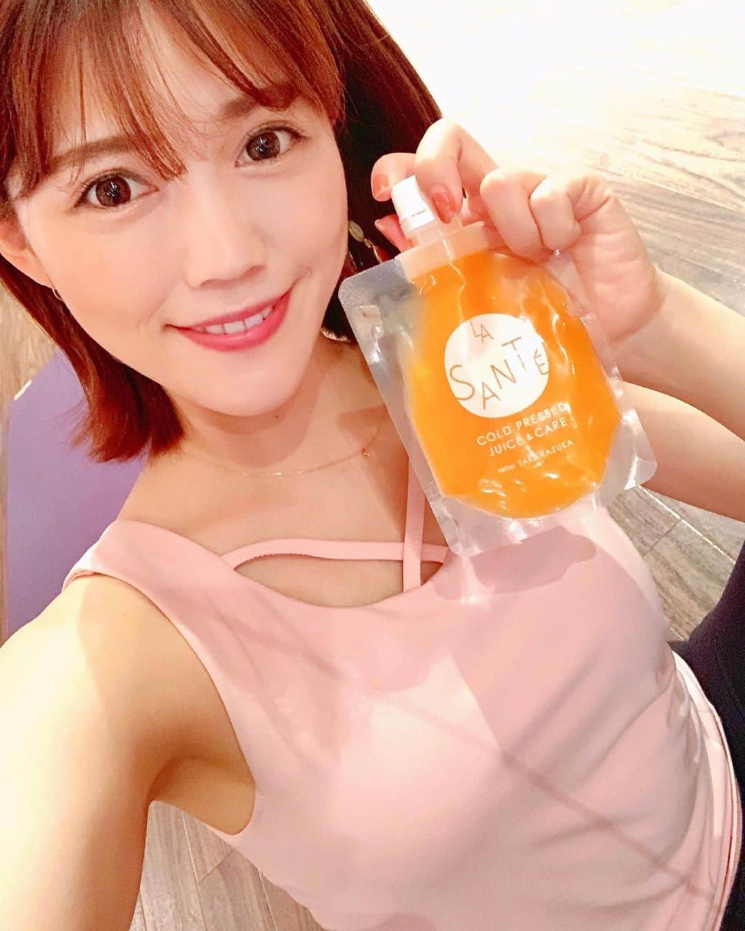 上坂由莉のインスタグラム：「﻿ \ \ 食べすぎをリセット🍔🐷 / /﻿ .﻿ 今月はいつもより外食が多めなので﻿ 先週久しぶりに１Dayクレンズをしたよ🍹﻿ ﻿ ﻿ 昔はよく３日間の酵素ファスティングしてたけど﻿ 今回はクレンズジュースやったし味も美味しく﻿ 種類が豊富で選ぶのも楽しかったよ🍑🥬🍓🍋🥦﻿ @lasante.takarazuka﻿ ﻿ ﻿ レッスンで移動が多い私には嬉しい﻿ 持ち運びにも便利なパウチタイプやったから﻿ 無理なくできましたっ🥰🍹﻿ ﻿ ﻿ 本当は３日間やった方がいいのやろうけど﻿ 時間も取れず今回は１日のみでしたが﻿ 少しでも胃腸をお休みさせる事ができてよかった😙﻿ ﻿ ﻿ 外では友人と楽しい時間を存分に楽しみたいから 家では気をつけつつ食を楽しみたいです😋🍽﻿ ﻿ ﻿ #LASANTE #coldpress #pr #ファスティング #ジュースクレンズ﻿ #ダイエット #コールドプレス #宝塚 #ラサンテ #健康マルシェ」