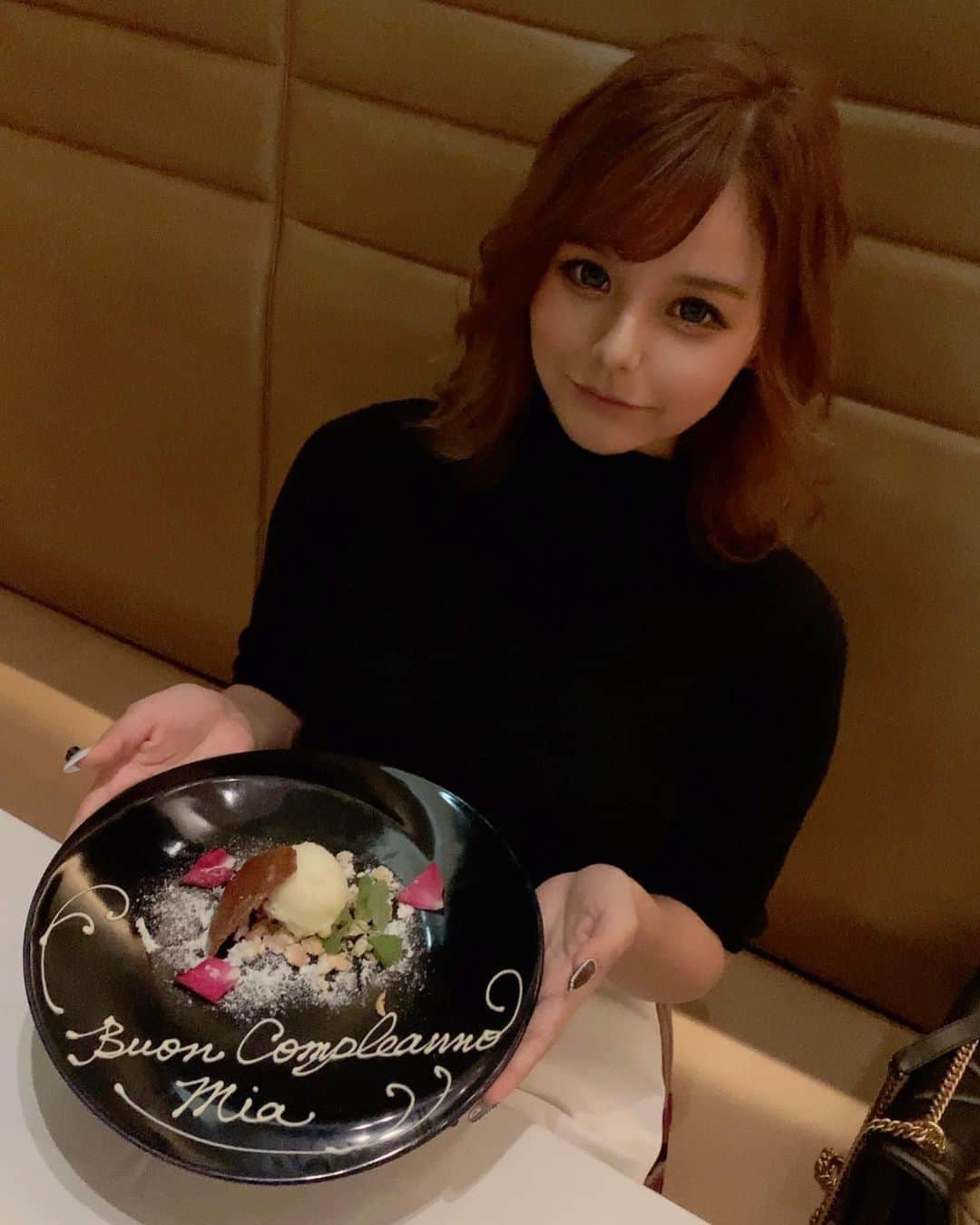 MIAのインスタグラム：「サプライズケーキ🍰💗 うわあん嬉しいい‎(◍˃ ᵕ ˂◍) . 二枚目乱れてる（笑）（笑） . . #キャバ嬢 #キャバクラ #歌舞伎町 #すすきの#ミナミ #中洲 #ダンサー  #ショーパブ  #プリティーウーマン #プリティーウーマンみあ」