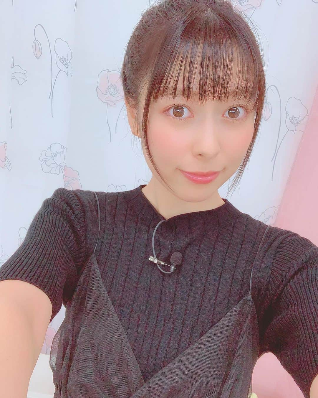 近藤玲奈さんのインスタグラム写真 - (近藤玲奈Instagram)「🌎🌈﻿ ﻿ 『れいれいワールド』1周年記念WEBイベント！！✨✨﻿ ﻿ シンプルなブラックワンピースにしてみました💓﻿ 革紐アレンジのポニテも素敵でしょ🥰﻿ ﻿ ナンジャモンジャゲームの才能が花開いたね！！🌸笑﻿ 私の暗記力は衰えてないぞ！！(`･ᴗ･´)﻿ ﻿ これからもれいれいワールド全開な雰囲気を楽しんでくれたら嬉しいな🎶﻿ 甘やかしてやってください←www﻿ ﻿ #れいれいワールド﻿ #近藤玲奈」9月20日 21時39分 - reina_kondo