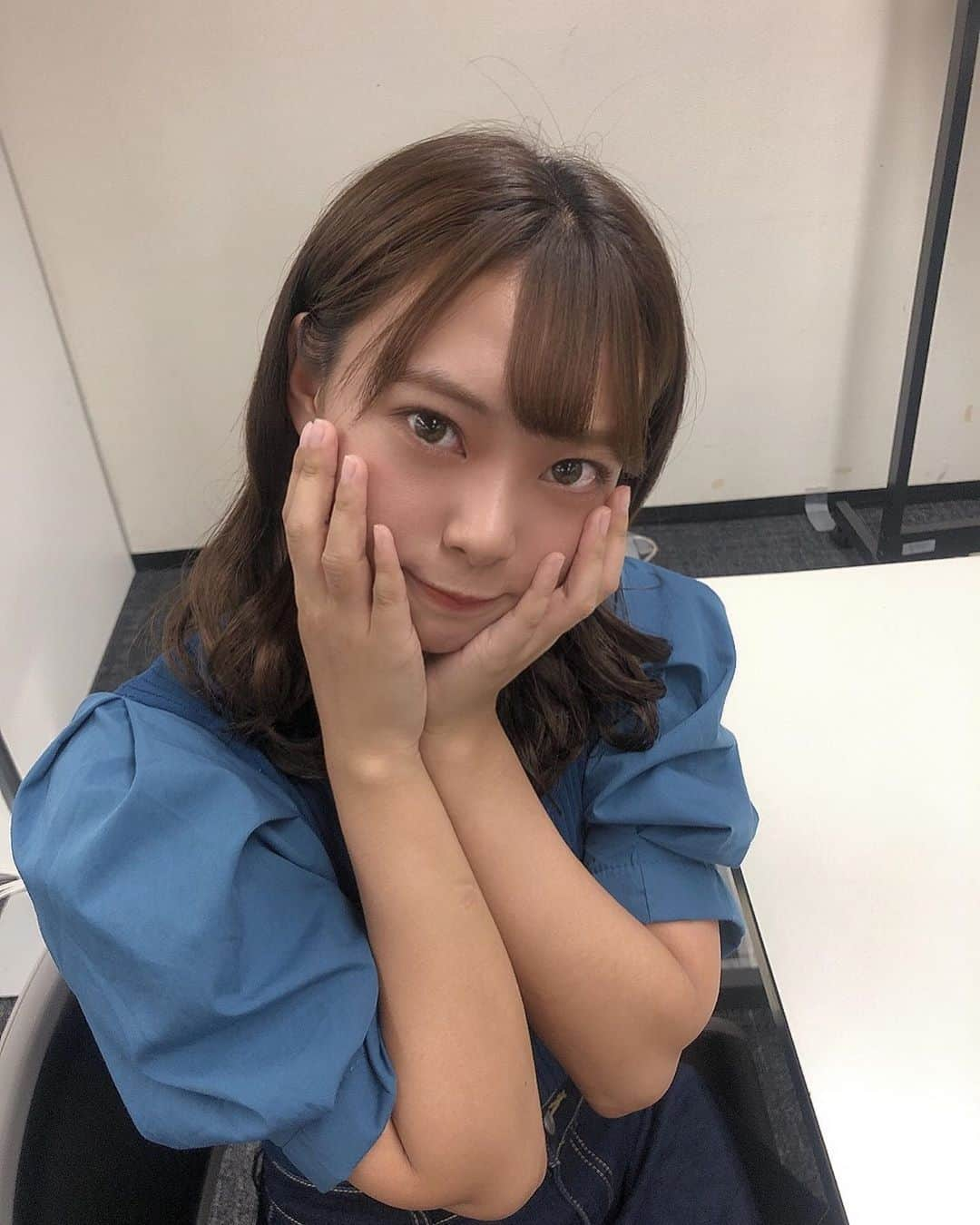 山田寿々さんのインスタグラム写真 - (山田寿々Instagram)「﻿ ﻿ 今日は青色のお洋服でした💙💙﻿ ﻿ この服、お姉ちゃんが間違えて2着買ってたので﻿ 1着もらいましたー😽🎶🎶﻿ ﻿ 沢山、大人っぽいって言ってもらえて嬉しかった☺️✨﻿ ﻿ 明日からも頑張りましょう🤗🤍﻿ ﻿ ﻿ #grl #ootd #青コーデ」9月20日 21時40分 - suzu48_tan_1211