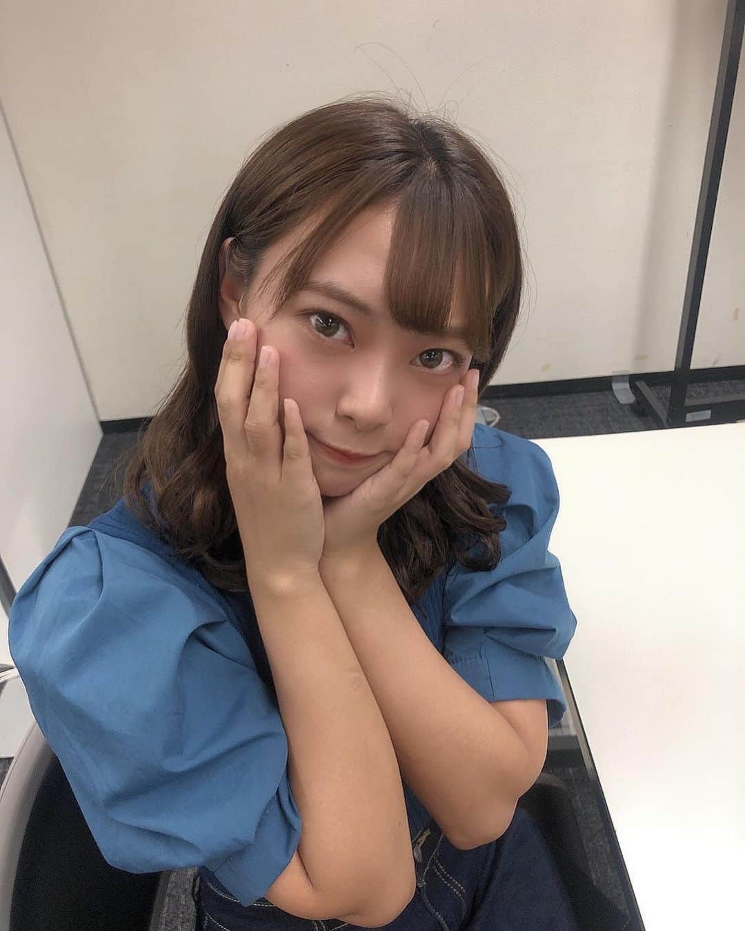 山田寿々のインスタグラム：「﻿ ﻿ 今日は青色のお洋服でした💙💙﻿ ﻿ この服、お姉ちゃんが間違えて2着買ってたので﻿ 1着もらいましたー😽🎶🎶﻿ ﻿ 沢山、大人っぽいって言ってもらえて嬉しかった☺️✨﻿ ﻿ 明日からも頑張りましょう🤗🤍﻿ ﻿ ﻿ #grl #ootd #青コーデ」