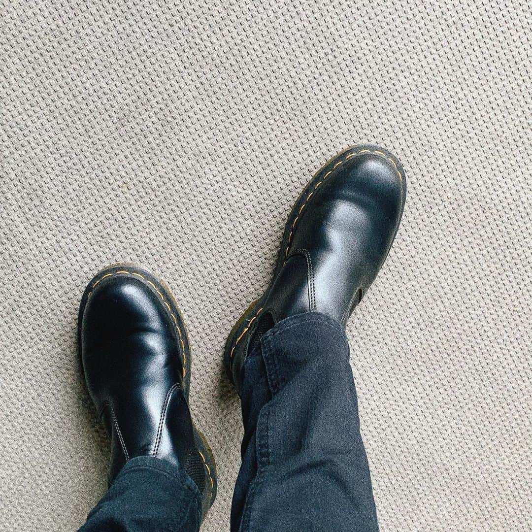 小林玲のインスタグラム：「.﻿ ﻿ ﻿ 去年の秋GETしたマーチン☺︎﻿ また履ける季節になってうれぴ﻿ ﻿ ﻿#drmartens #black#boots  #サイドゴアブーツ」