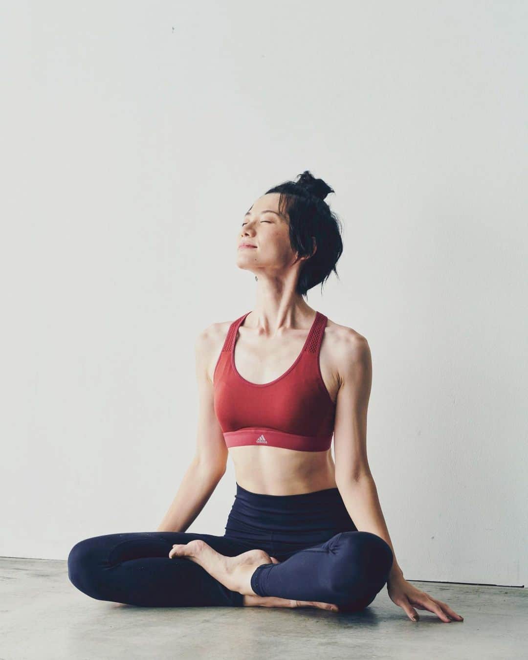 平山奈美のインスタグラム：「13年間続けたバレーボールのおかげで筋肉質です🧘🏻🧘🏻  #トレーニング #トレーニングウェア #トレーニング女子 #筋肉質 #アディダス #ママトレ #ママ #体質改善 #バレー部 #信愛 #og」