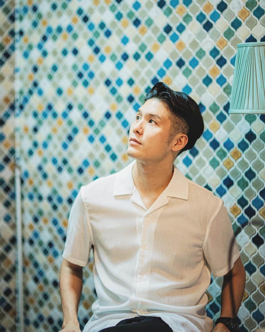 梅川壱ノ介（舞踊家）のインスタグラム：「𝐀 𝐩𝐫𝐞𝐭𝐭𝐲 𝐡𝐨𝐮𝐬𝐞 𝐢𝐧 𝐭𝐡𝐞 𝐰𝐨𝐨𝐝𝐬. ￣￣￣￣￣￣￣￣￣￣￣￣￣￣￣￣￣￣￣￣￣￣ 森の中にある、可愛いタイルの家に少しの間、お邪魔致します。  photo by @cotaroishii  #梅川壱ノ介  #舞踊家 #森の中の家 #可愛いタイル #休暇の過ごし方」