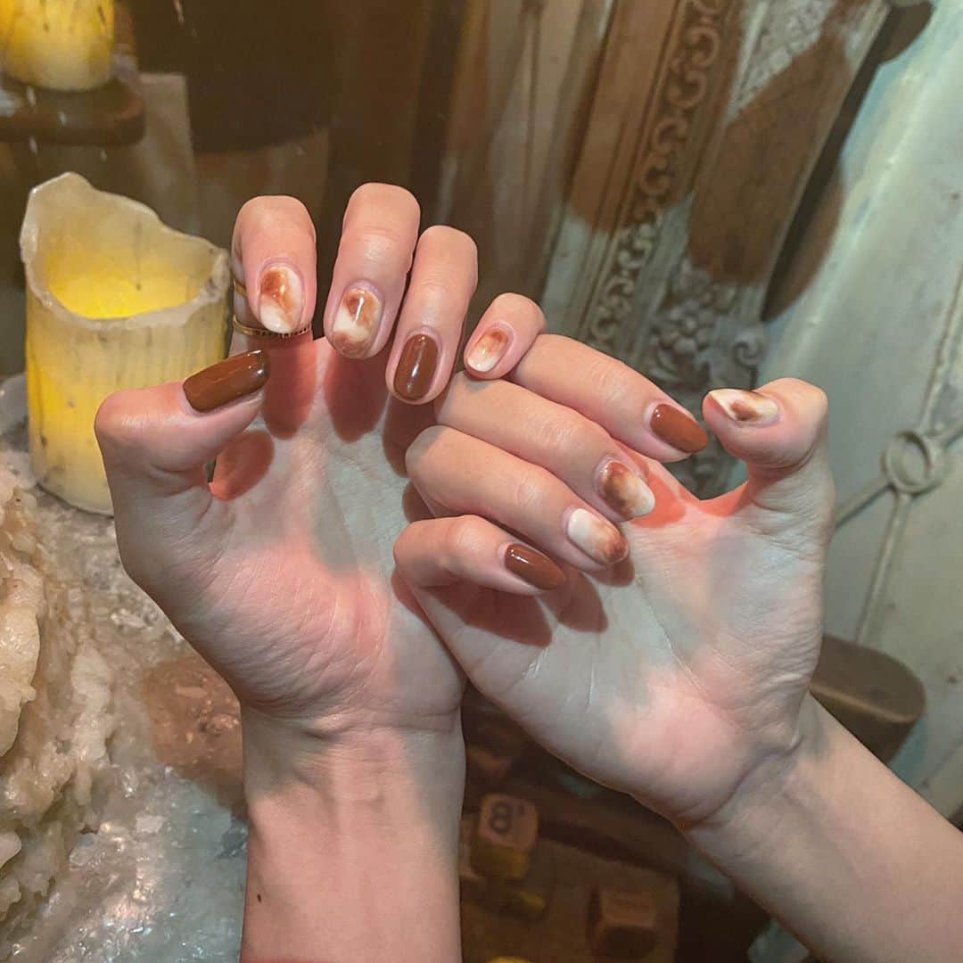 のインスタグラム：「, , ちょっと前のnew nail🤎 , カフェラテネイルがしたくて みさちゃん @misamisa124 に お願いしました☺️☕️ , プリンネイルもしたい🍮 おいしそうなネイルだいすき😋 , 友達に撮ってもらったら めっちゃいいかんじ📸」