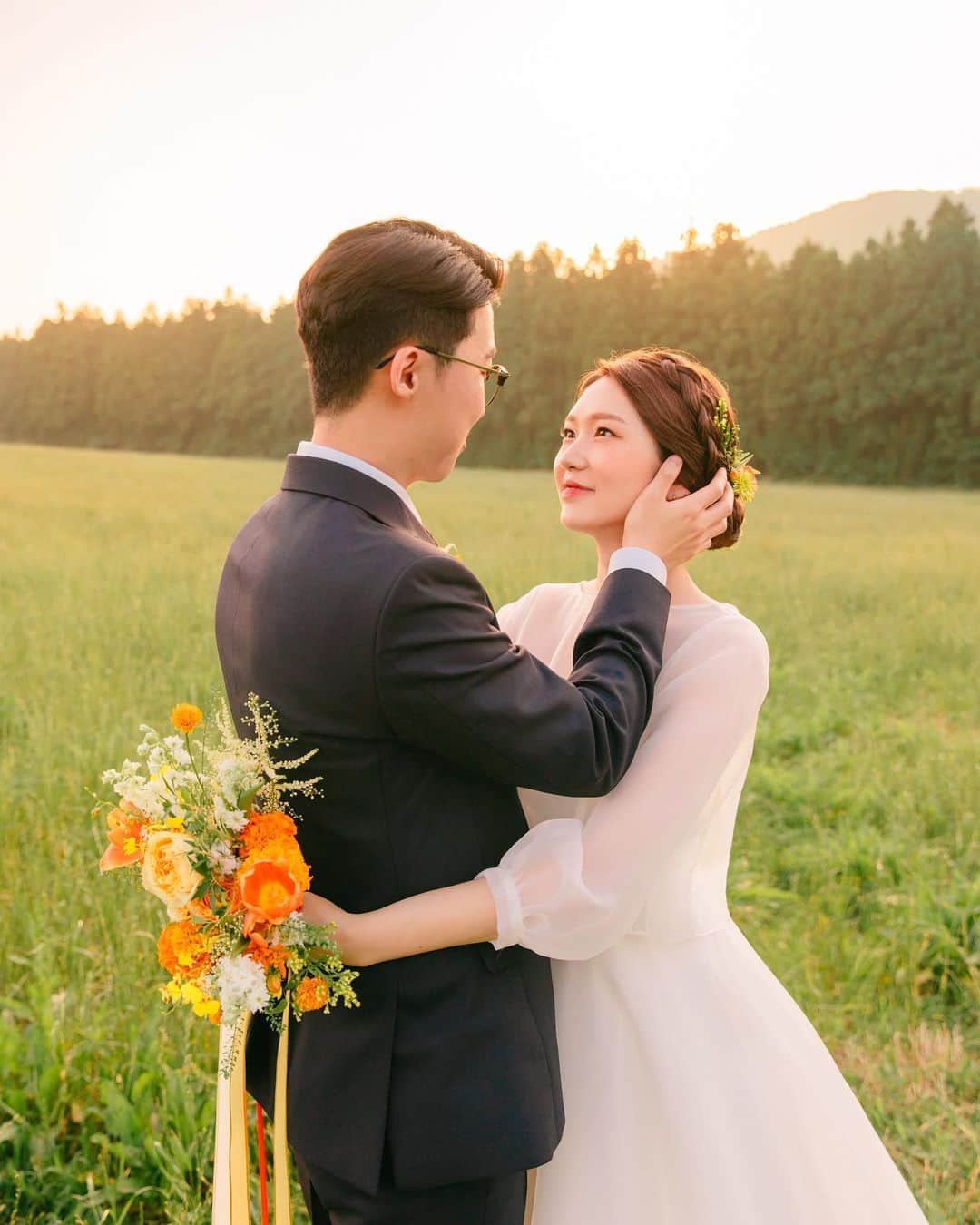 에테르 etherのインスタグラム：「• 기억에 남는 날, 그리운 분들🤭✨ ⠀ #에테르의바다 with #설레다메이크업 @seolleda #빛물꽃 @happylucy_ ⠀ ⠀ ⠀」