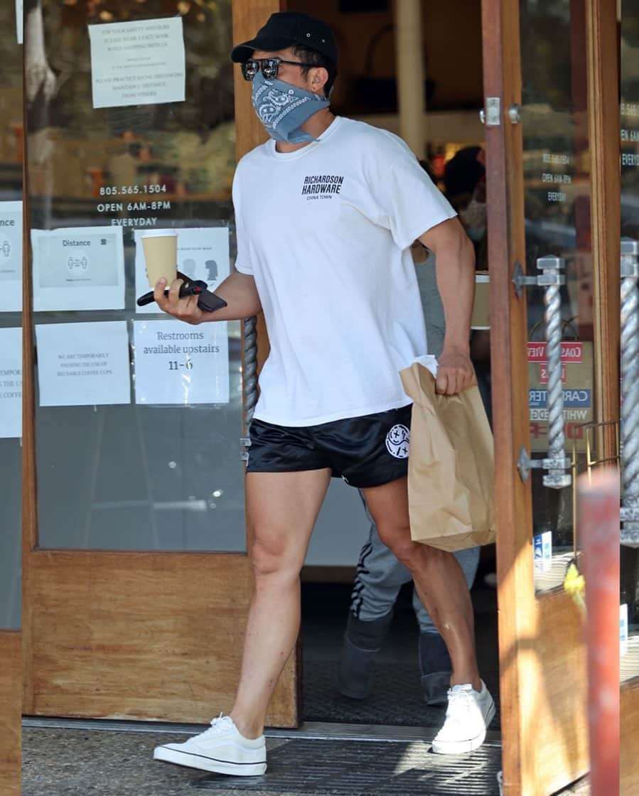 Just Jaredさんのインスタグラム写真 - (Just JaredInstagram)「@orlandobloom wears a pair of short-shorts while picking up lunch to go. #OrlandoBloom Photo: Backgrid」9月20日 12時48分 - justjared