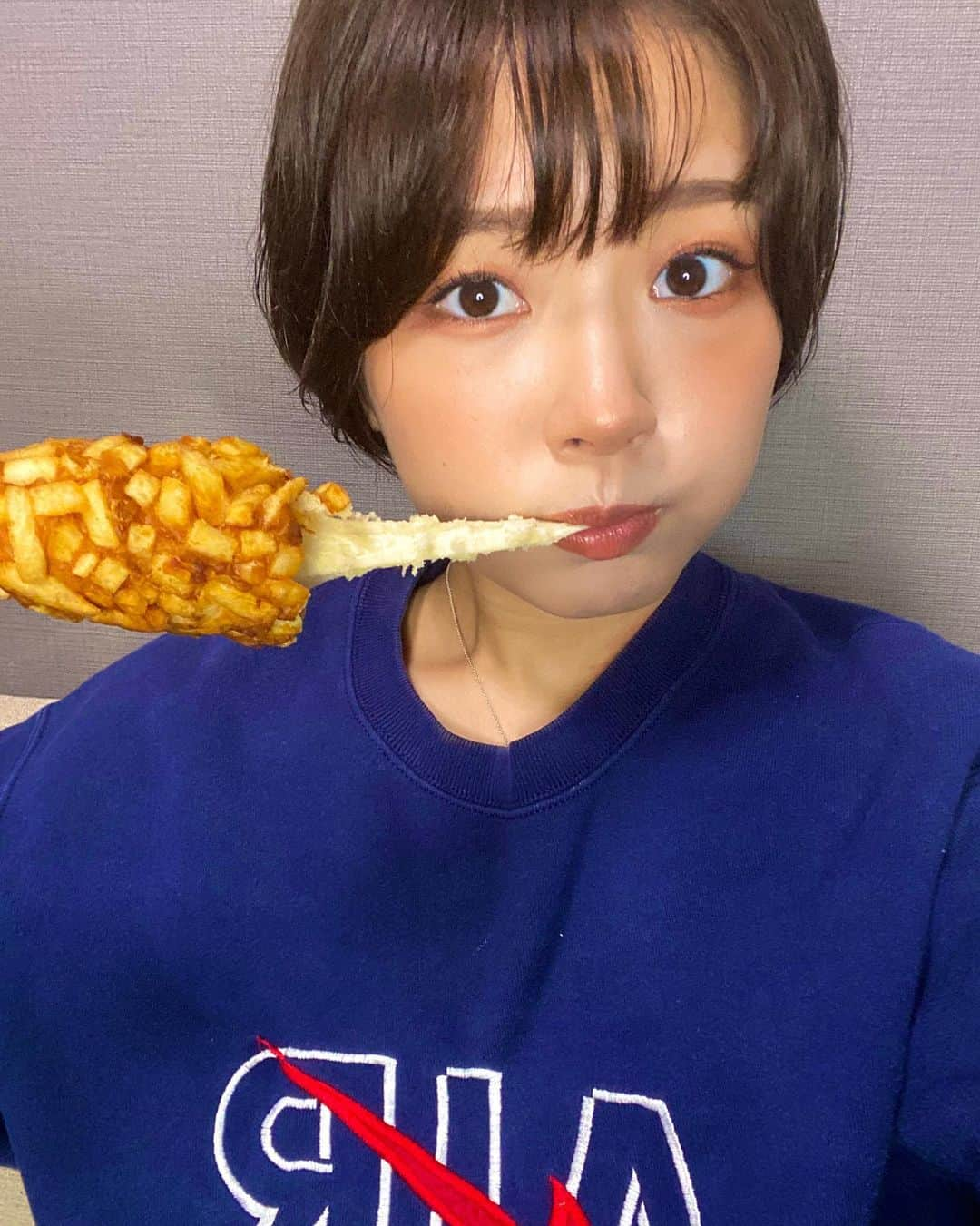 友田紗季さんのインスタグラム写真 - (友田紗季Instagram)「昨日我慢できなくてウーバーイーツでチーズハットグを頼んで一人で食べてしまうという…ダイエットしなきゃ🙀  #チーズハットグ  #1人ubereats #ubereats」9月20日 12時50分 - rikkyo20miss_1