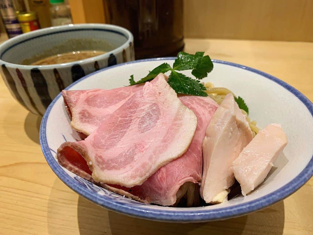 SUSURUさんのインスタグラム写真 - (SUSURUInstagram)「SUSURU TV.の一員、ノビーのソウルつけ麺！ 大阪から上京したノビーが初めて住んだ街、八幡山でつけ麺デビューを果たしたお店がここ『狢（むじな）』です。 濃厚なのにサラリとしたつけ汁とコシのある中太麺がナイスマッチ🍜 SUSURU TV.新たな聖地としてまた行きたいです。 サブチャンネル『SUSURUのミッドナイトTV』もよろしくお願いします🤲 #susuru_tv #1715日目 #麺屋狢 #八幡山 #東京 #特製つけ麺  #うまい  #ラーメン #らーめん #ramen #ラーメン部 #ramennoodles #毎日ラーメン生活 #麺スタグラム #japaneseramen #japanramen #foodstagram #foodie #noodles #instanoodle #instaramen #instafood #susururecommended #つけ麺 #東京つけ麺 #八幡山つけ麺 #susuruのミッドナイトTV」9月20日 12時52分 - susuru_tv