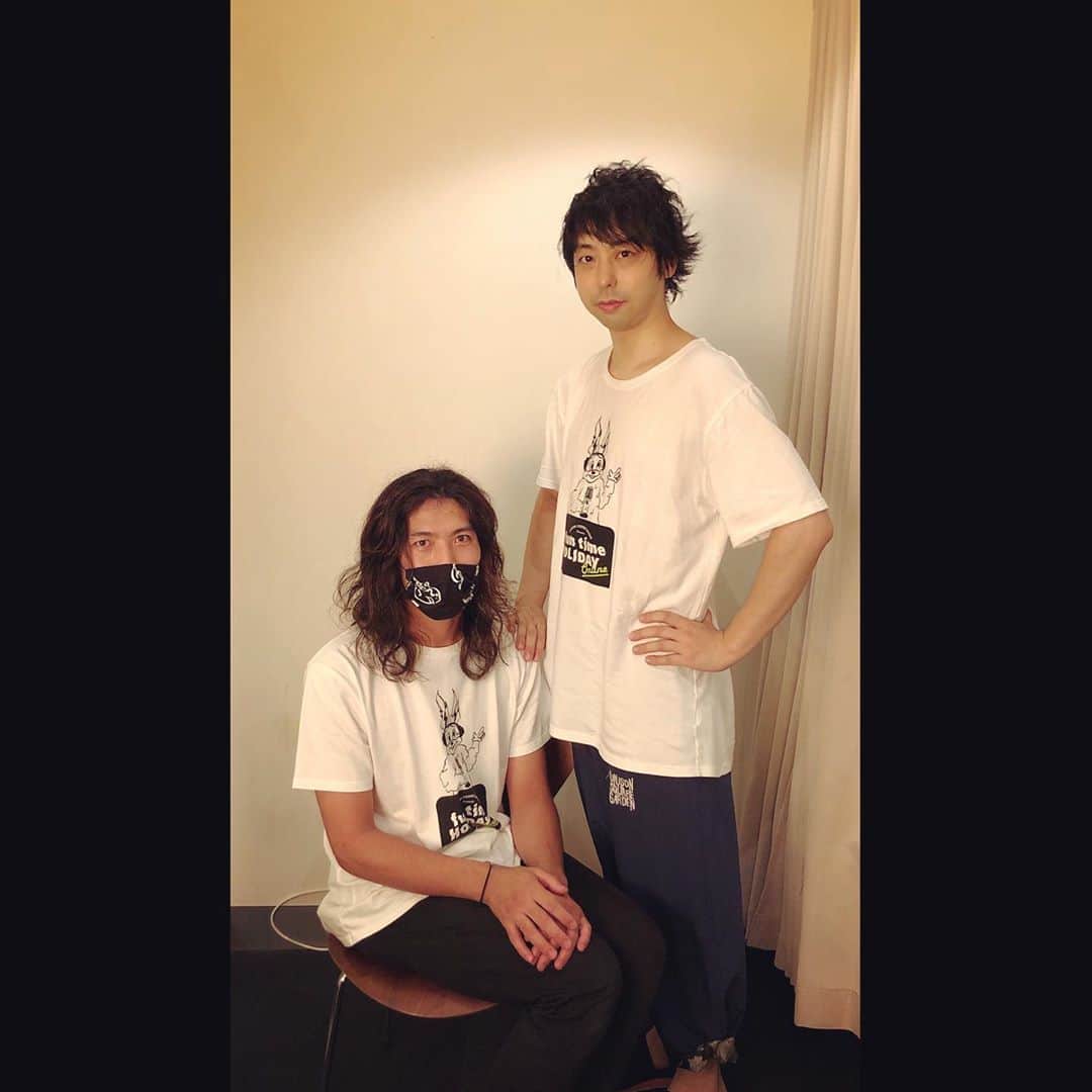 渡邊一丘のインスタグラム：「貴雄さんと家族写真風に。  "fun time HOLIDAY ONLINE"  ユニゾンのおかげで、 タイバンというピリッとした感覚を改めて思い出せたし、久々にみんなに会えました。 貴重な有り難い夜でした。  いやはや、イメージを具現化する力が並外れてますね。すごい、本当に。  #UNISONSQUAREGARDEN #afloodofcircle」