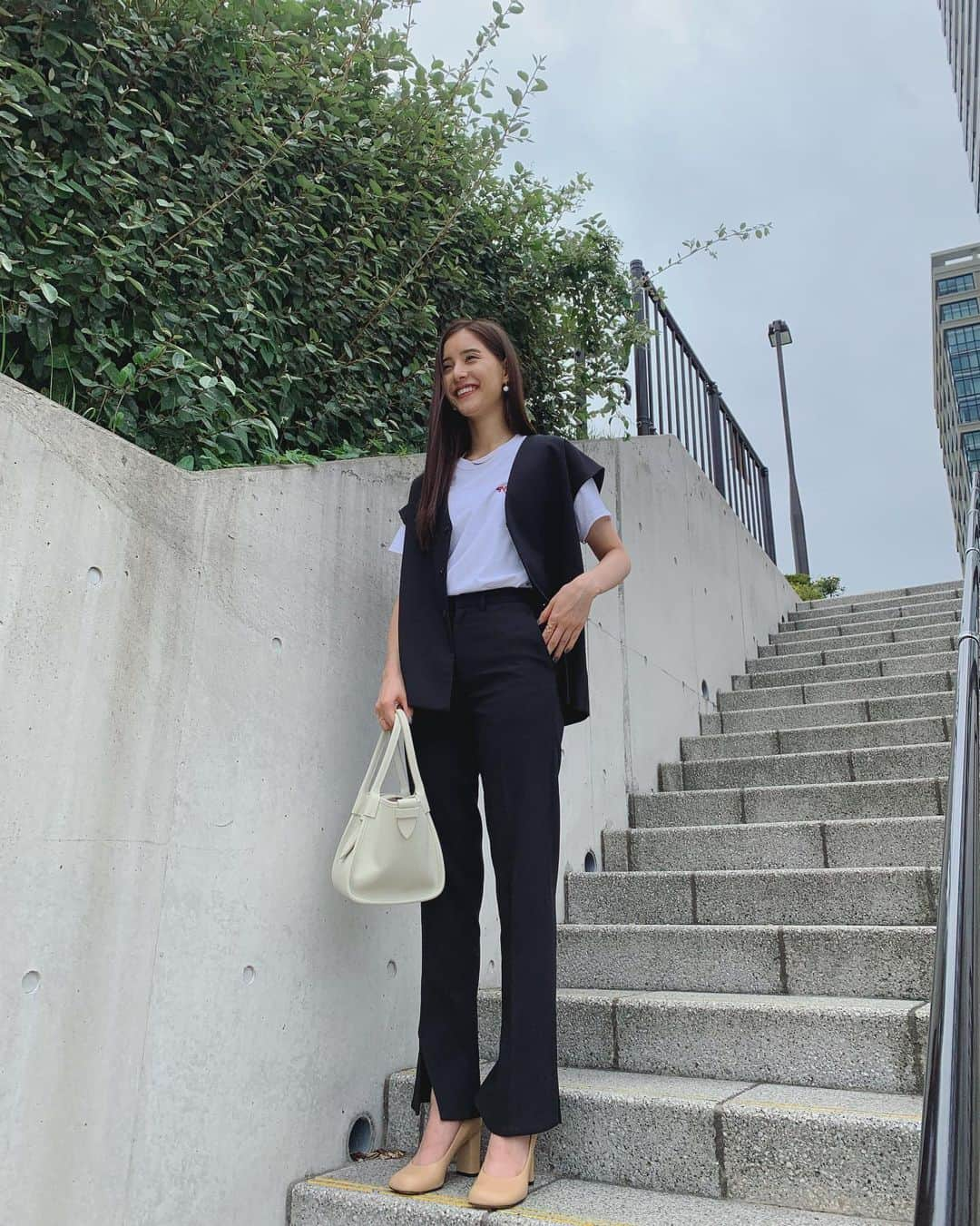 新木優子さんのインスタグラム写真 - (新木優子Instagram)「私服 Tshirt : @nowear.gram  setup : @leinwande_official  shoes : @pellico_japan  bag : @vasic_japan  necklace : @tres__collection  earring : @knowhowjewelry   撮影の時だけマスク外しています🙇🏻‍♀️✨ #fashion #mystyle」9月20日 13時02分 - yuuuuukko_