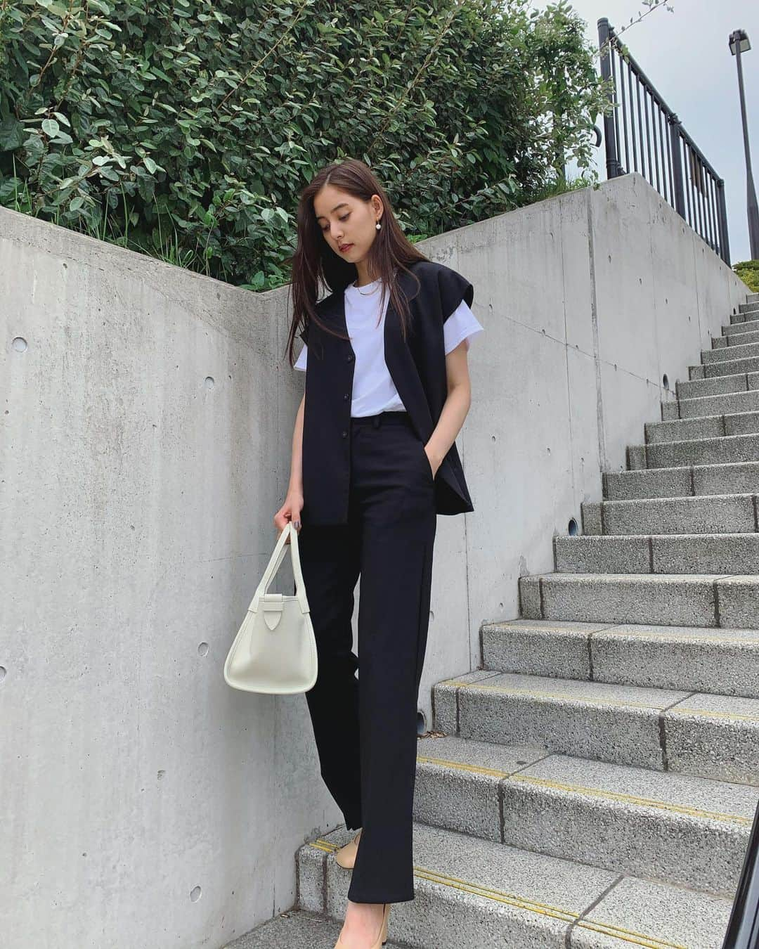 新木優子さんのインスタグラム写真 - (新木優子Instagram)「私服 Tshirt : @nowear.gram  setup : @leinwande_official  shoes : @pellico_japan  bag : @vasic_japan  necklace : @tres__collection  earring : @knowhowjewelry   撮影の時だけマスク外しています🙇🏻‍♀️✨ #fashion #mystyle」9月20日 13時02分 - yuuuuukko_