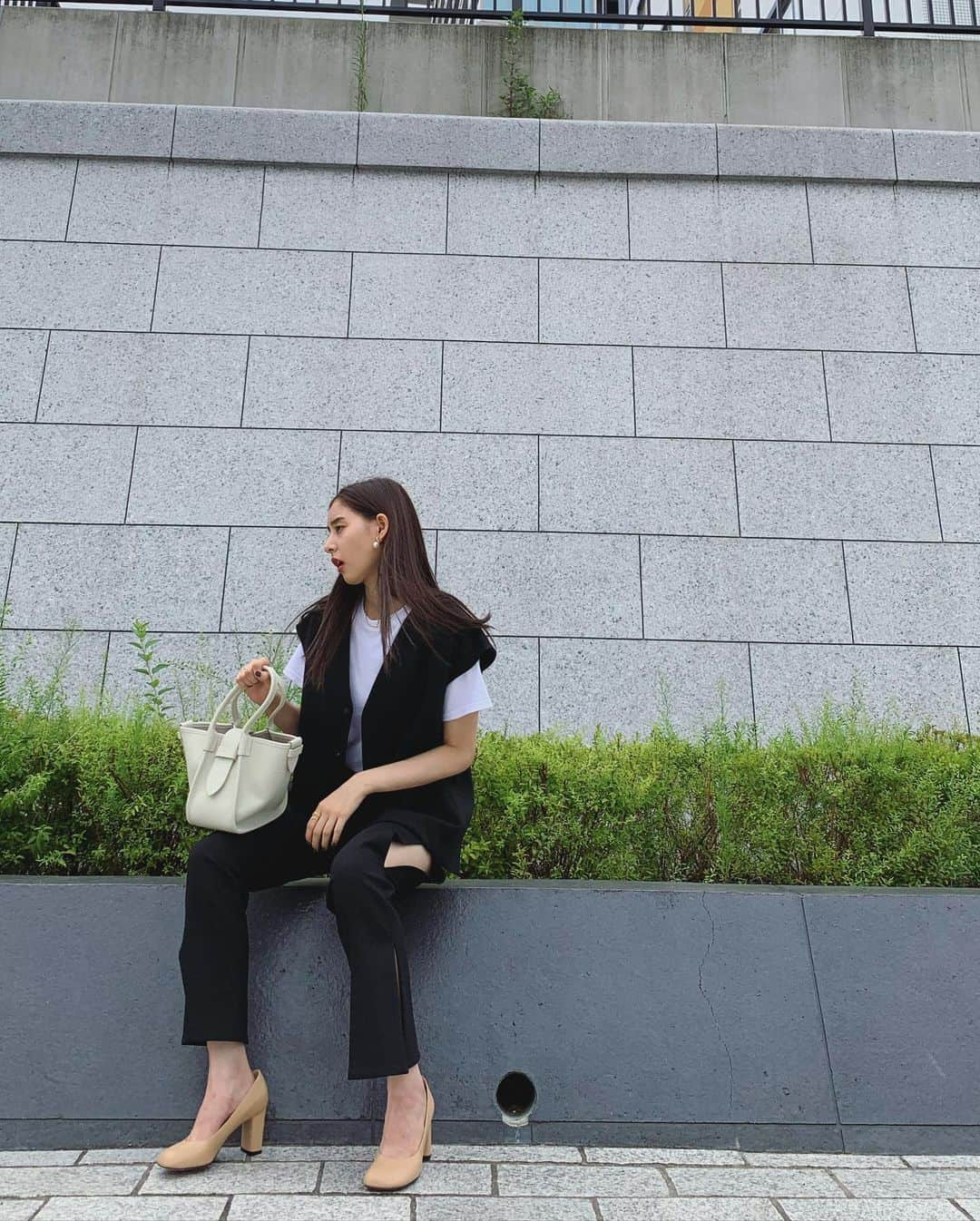 新木優子さんのインスタグラム写真 - (新木優子Instagram)「私服 Tshirt : @nowear.gram  setup : @leinwande_official  shoes : @pellico_japan  bag : @vasic_japan  necklace : @tres__collection  earring : @knowhowjewelry   撮影の時だけマスク外しています🙇🏻‍♀️✨ #fashion #mystyle」9月20日 13時02分 - yuuuuukko_