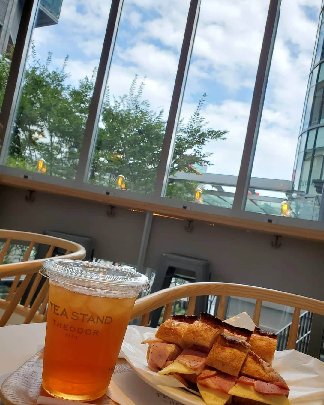 のインスタグラム：「しばしクールダウン。 暑くなってきた？  久しぶりのグランフロント大阪 連休だし、 皆さん楽しんでらっしゃるようです✨  ここはのんびりしてます。 distancekeepしながら 空眺めてます😊  さぁ、後半戦も♪」