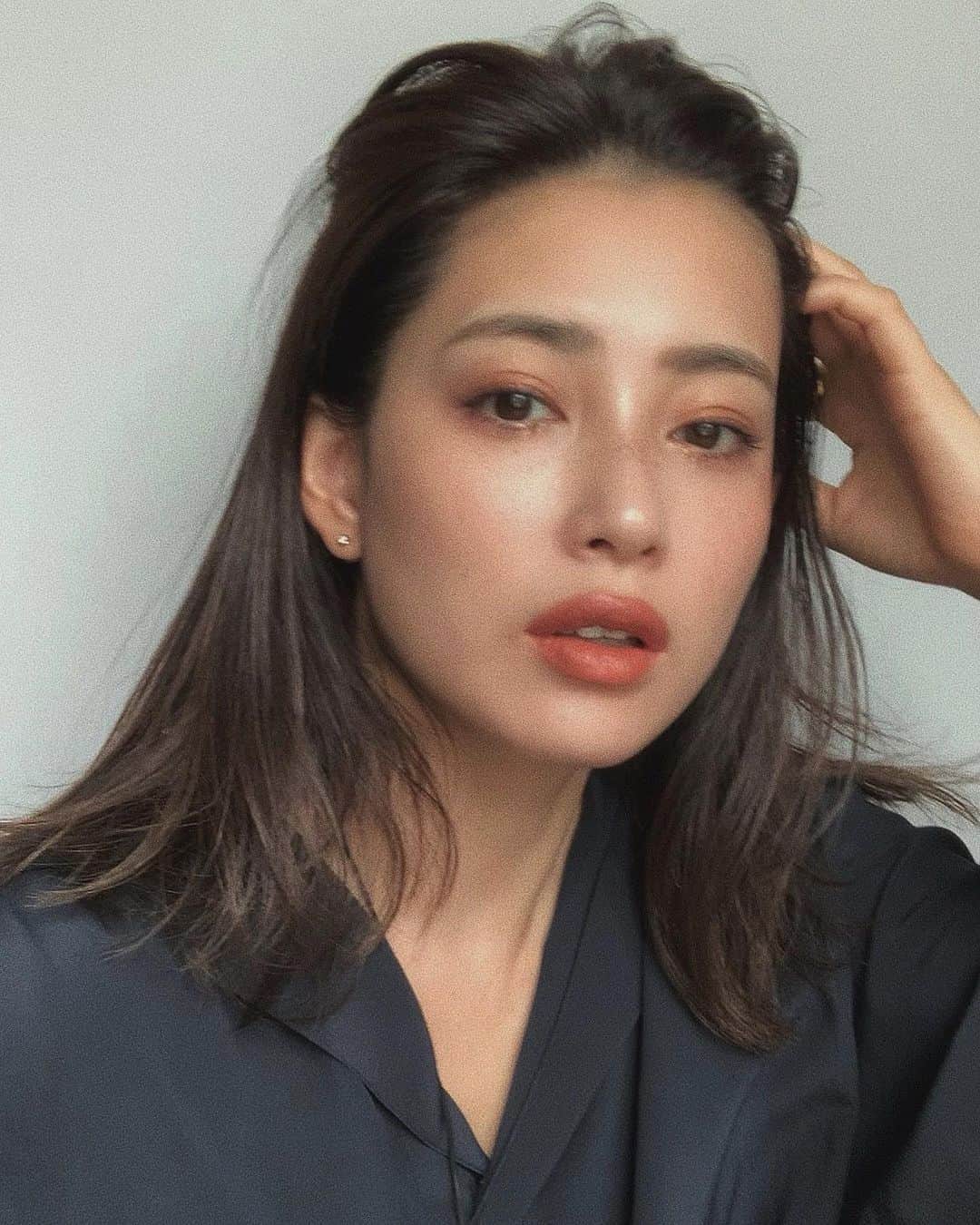 JUNNAのインスタグラム：「#表参道 @surface_hair にて ヘアスタイルチェンジ 秋冬っぽい重みを少々🤏  今回前髪の行方にとても悩んだ @nao_1117 ありがとう😅  アッシュモーヴのへアカラーに合わせたメイク リップには少し赤みを  NARSのクワッドアイシャドー／ ＺＥＮ　ＣＯＬＬＥＣＴＩＯＮ "ＫＹＯＴＯ"のパレットでベージュのキラキラな目元...  #女心と秋の空」