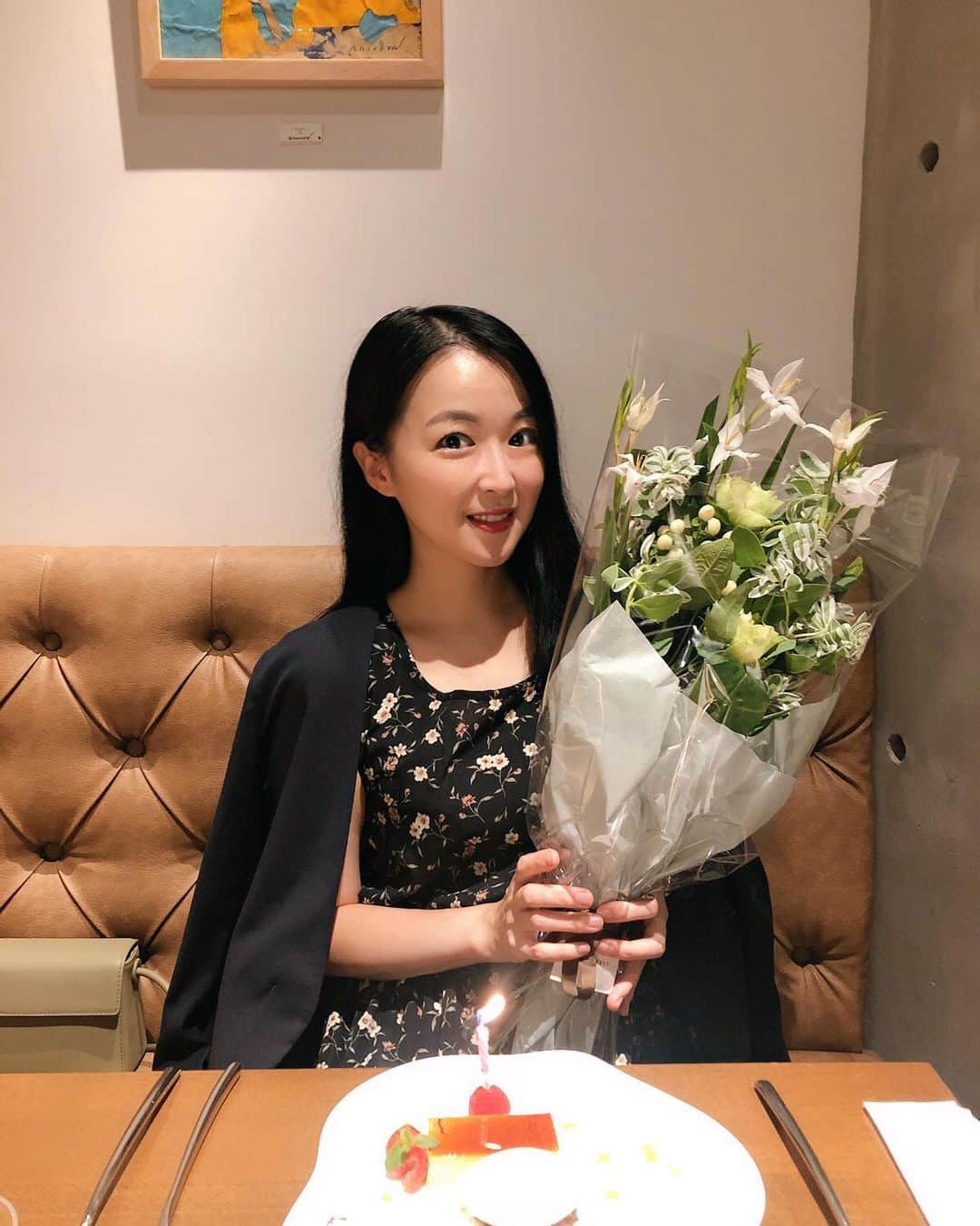カン・ハンナのインスタグラム：「・﻿ ﻿ ﻿ 私が一番好きな時間は、大切な人と深く色々話せる時間です。﻿ ﻿ ﻿ 久しぶりに会っても本音でたくさん話せるし、お互いを心から応援し合う存在。﻿ ﻿ ﻿ これからは大切な人をもっともっと大切にしていきたいと思います💓﻿ ﻿ ﻿ みえちゃん、いつもありがとう。そして素敵なお花も本当にありがとう。出会った時からずっとずっと大好きです😊　﻿ ﻿ ﻿ ﻿ ﻿ ﻿ #久しぶりの銀座　﻿ #久しぶりのみえちゃん﻿ #花束　#ホアイトフラワー﻿ #고마운내사람들 ﻿ ﻿ ﻿ ﻿ ﻿ ﻿」