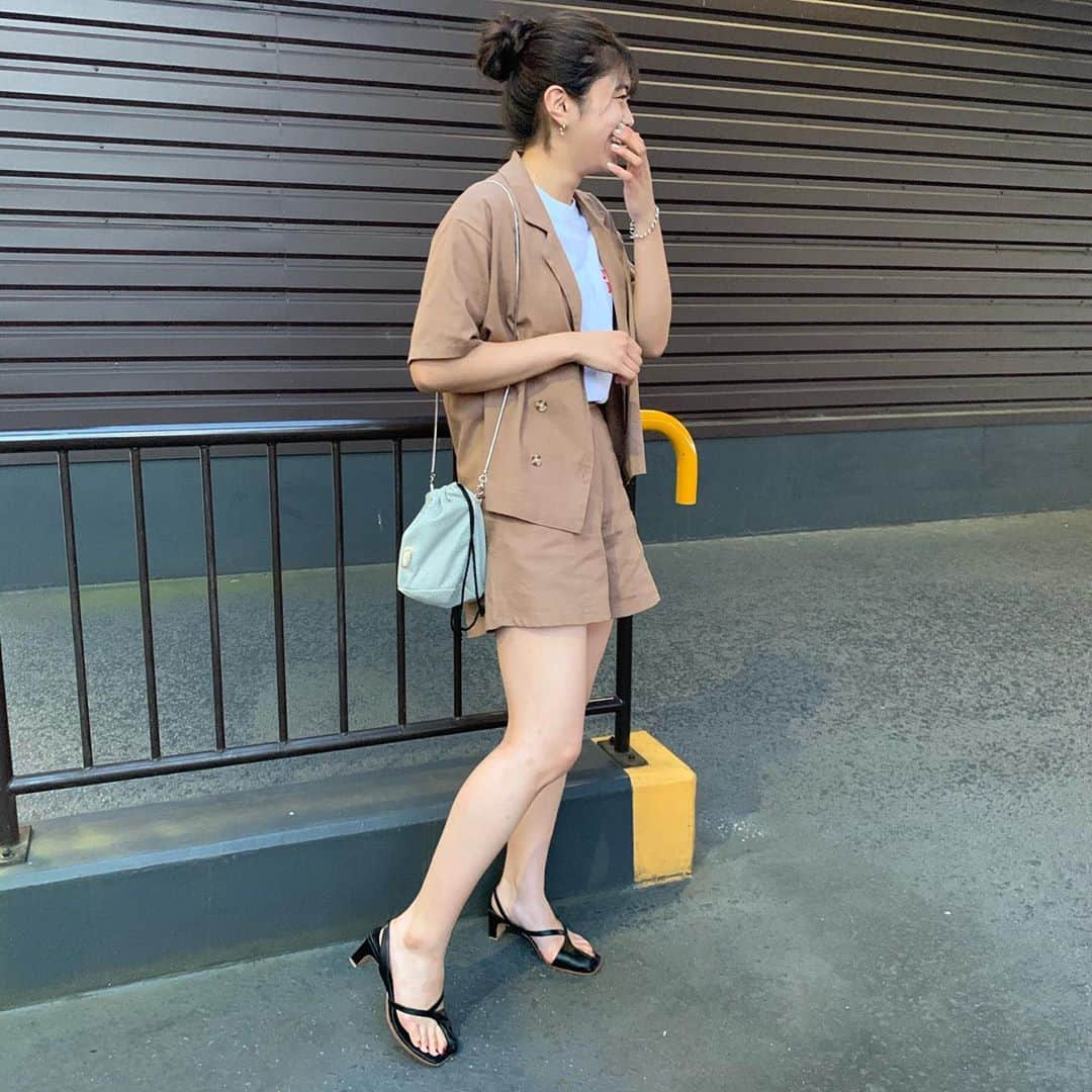 よしかわなみのインスタグラム：「10年ぶりくらいに私服でこの丈履いた！ㅤㅤ このカラーでリネンはかわいい...! ㅤㅤㅤ 19日からZOZOTOWNで1,000円クーポンあるって✌🏻 ㅤㅤㅤㅤㅤㅤㅤㅤ」
