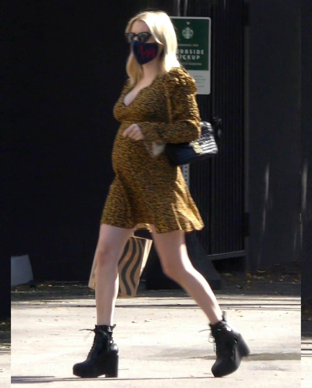 Just Jaredさんのインスタグラム写真 - (Just JaredInstagram)「@emmaroberts dresses her baby bump in a sparkling, gold and black dress while out on a coffee run! #EmmaRoberts Photos: Backgrid」9月20日 13時06分 - justjared