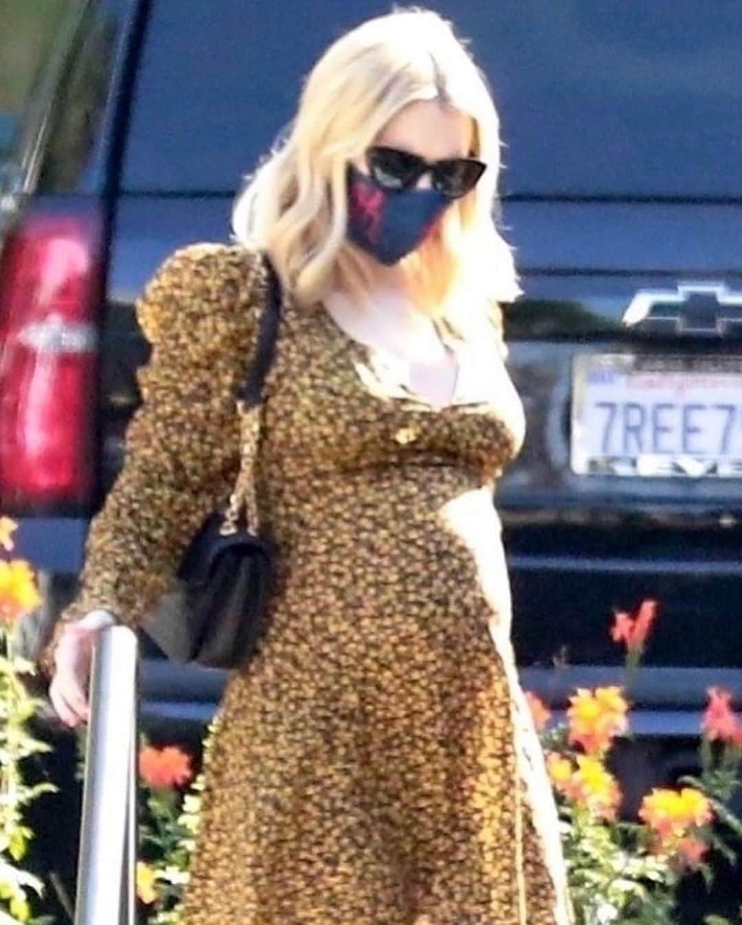 Just Jaredさんのインスタグラム写真 - (Just JaredInstagram)「@emmaroberts dresses her baby bump in a sparkling, gold and black dress while out on a coffee run! #EmmaRoberts Photos: Backgrid」9月20日 13時06分 - justjared