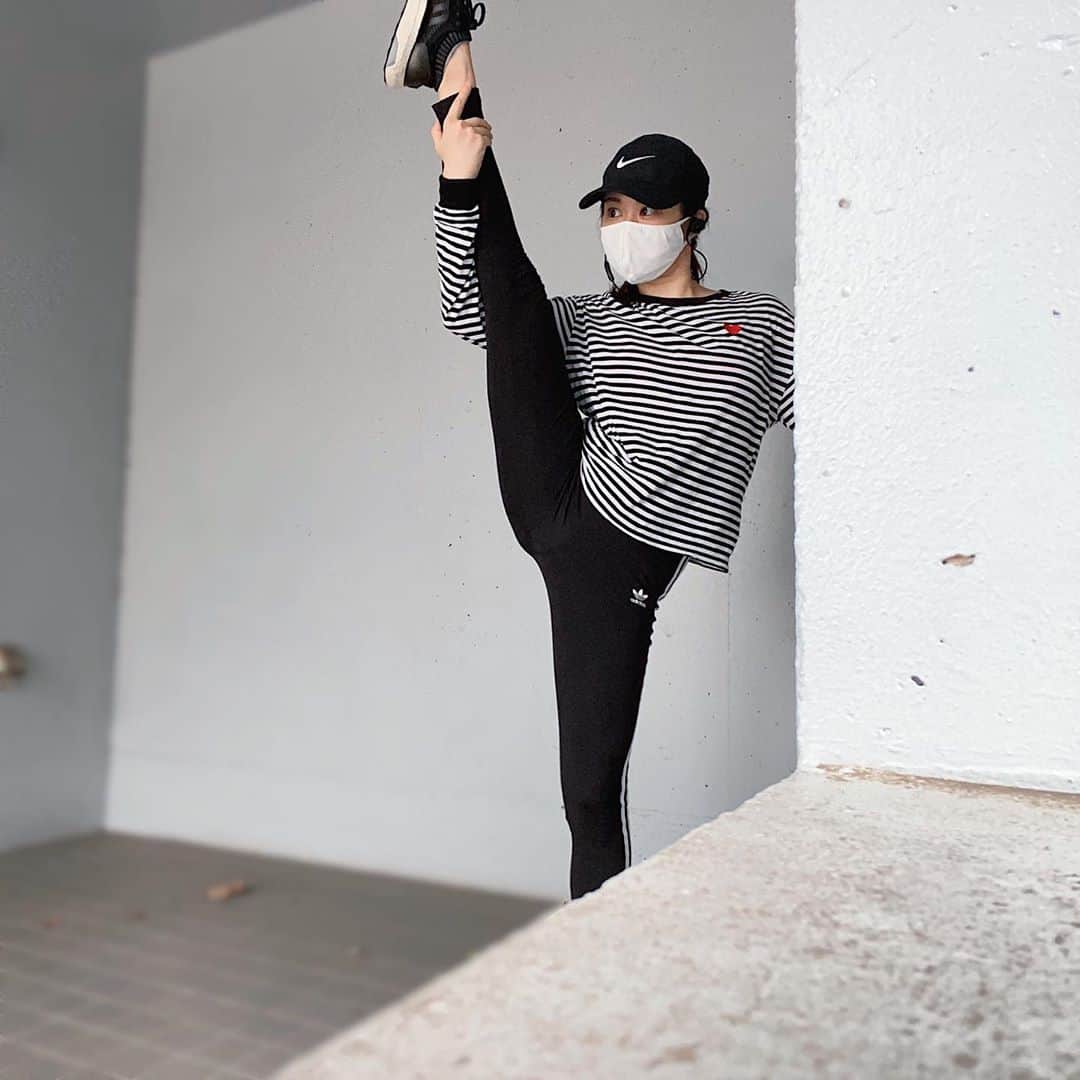 鈴木芳奈のインスタグラム：「『はじめは人が習慣をつくり、それから習慣が人をつくる。』#ジョンドライデン 日々の積み重ねは大切ですねっ 目標に向けてしっかりストレッチw よく見ると、いろんなブランド身にまとっていたわ なんだか今日はとても涼しいね🍁」