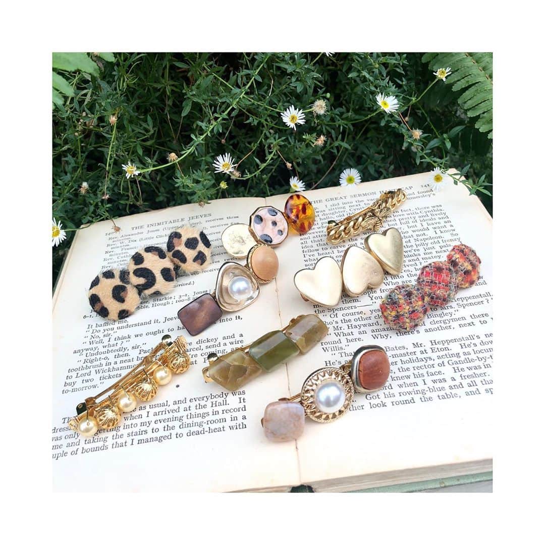 BOX CHARM Industryのインスタグラム：「秋っぽいデザインのバレッタが追加されました~🍂 . 店舗ですと好きなチャームを組み合わせてオリジナルデザインもオーダーできます🙆‍♀️ . 4連休はお友達と来店で10%OFFもやってますので、是非原宿店に遊びに来てください~🥰🥰 . オンラインストアでも可愛いアクセサリー、チャーム販売してます！ 是非チェックしてみてください🙈💕 ⁑ #boxcharmindustry #boxcharm #handmade #accessory #handmadeaccessory  #ボックスチャームインダストリー #ボックスチャーム #ハンドメイド #アクセサリー #ハンドメイドアクセサリー #東京 #原宿 #HARAJUKU #キャットストリート #catstreet #オーダーアクセサリー #ヘアアクセサリー #バレッタ #秋デザイン」